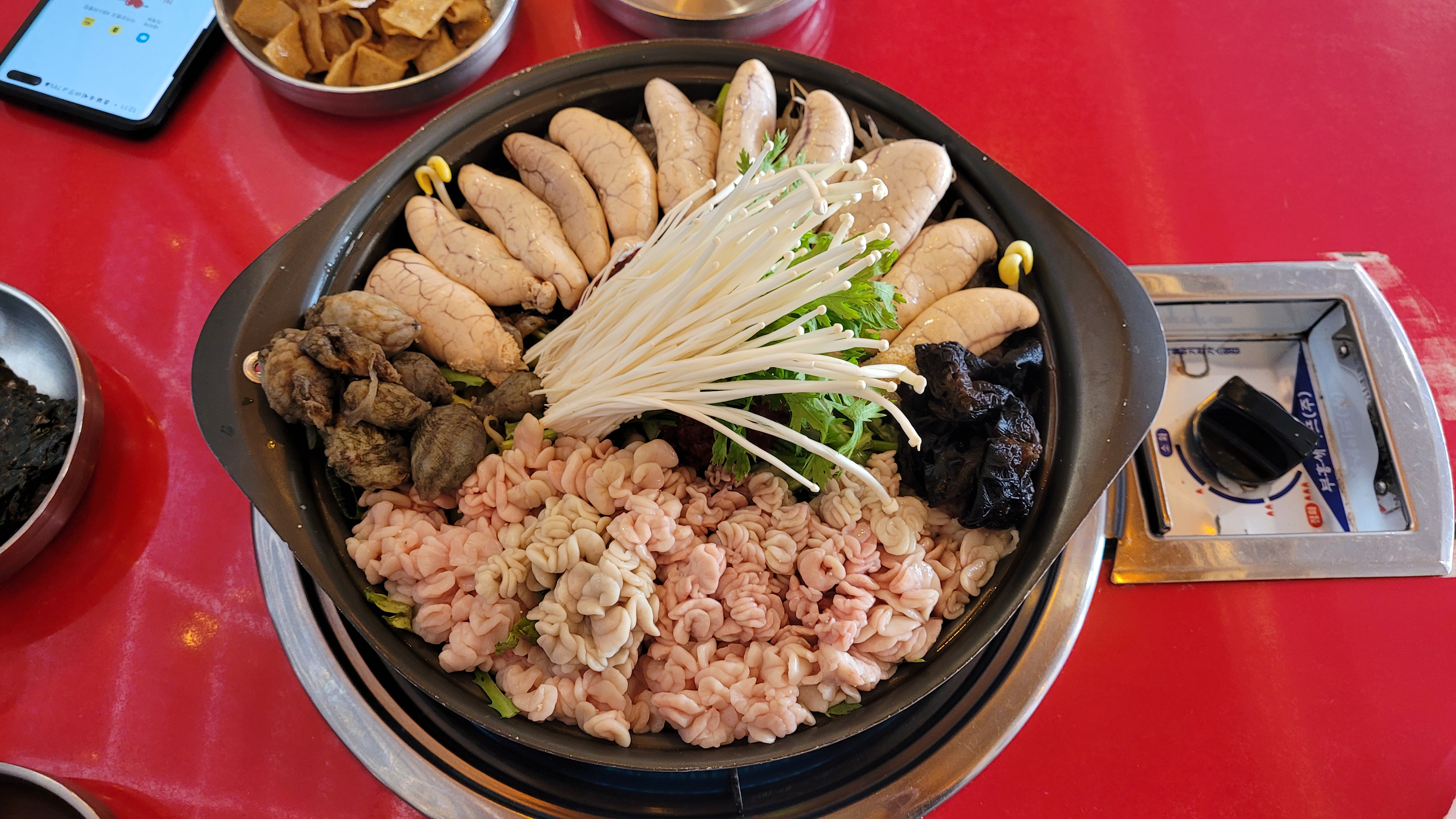 매콤한 알, 곤이, 곱창 전골, 팽이버섯, 미나리