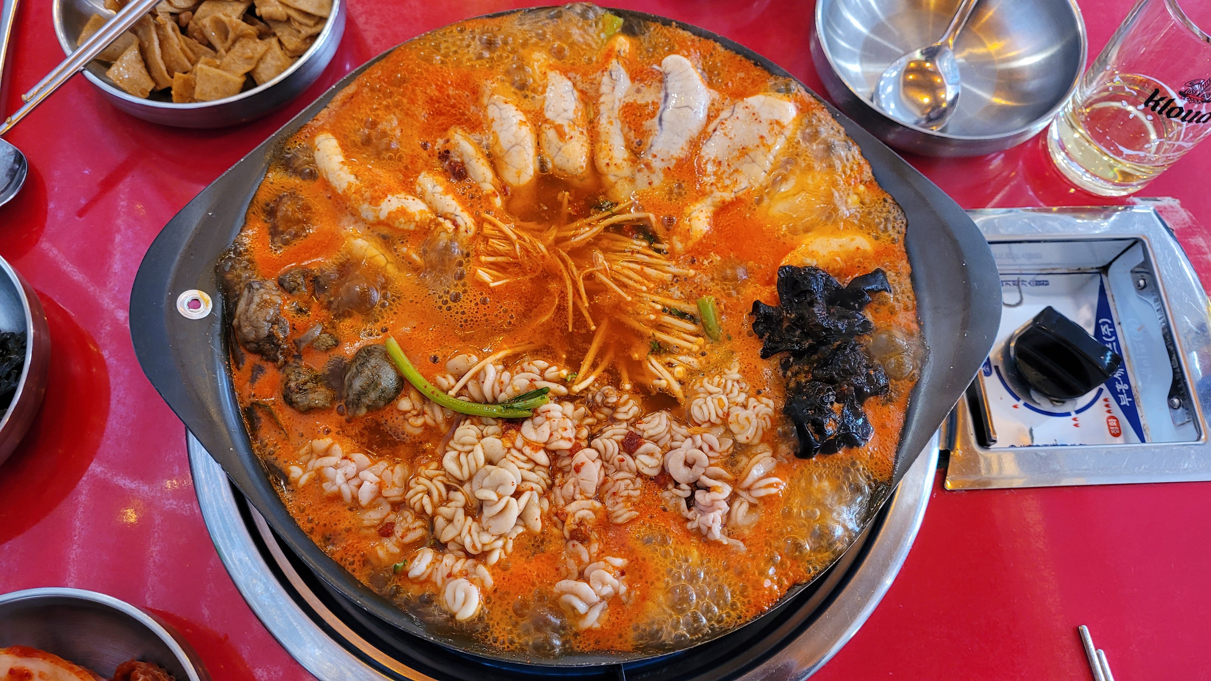 푸짐한 빨간 국물 보글보글 끓는 알곤이 버섯 전골