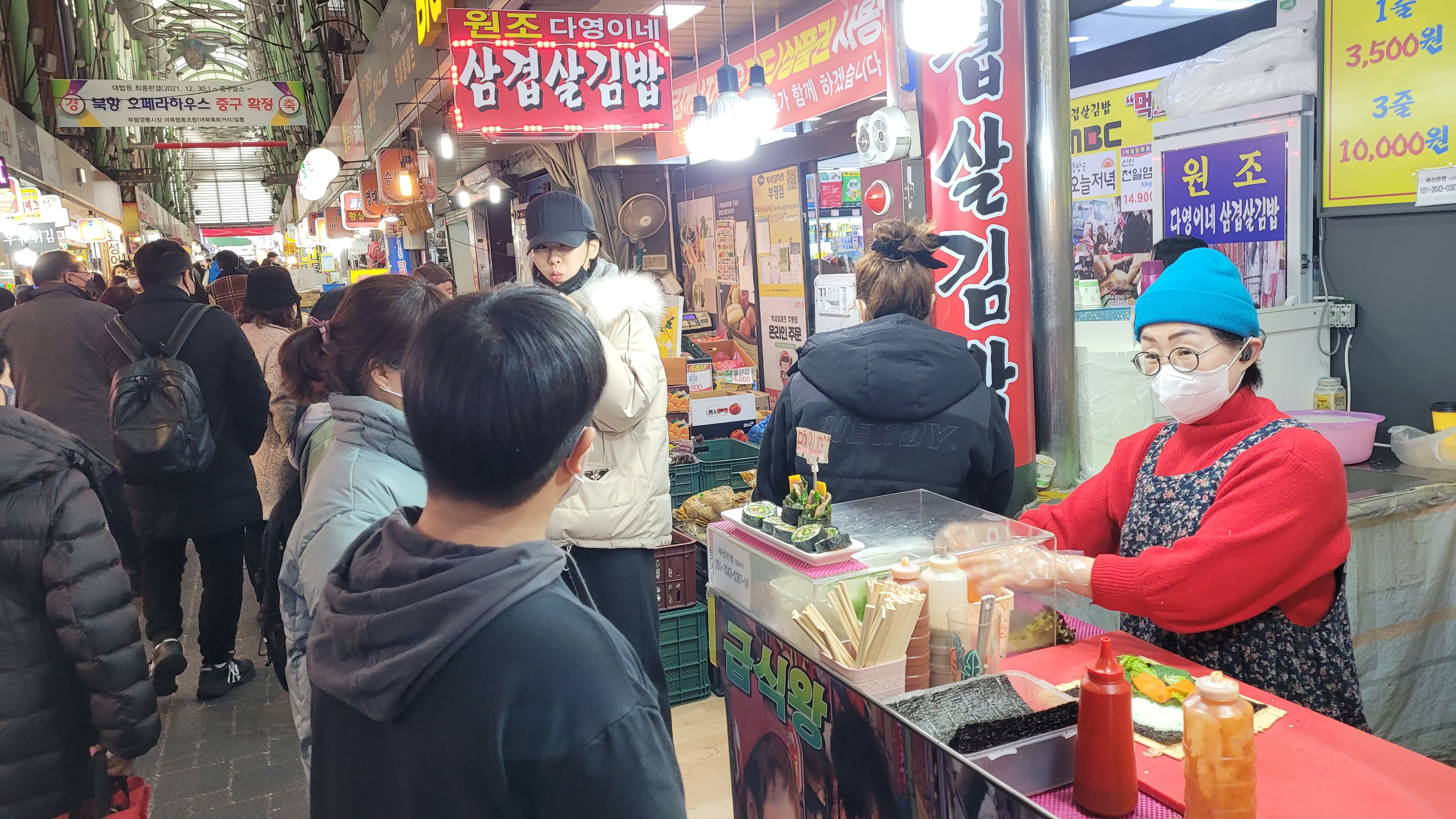 한국 번화가 시장 골목, 상점 간판과 북적이는 보행자