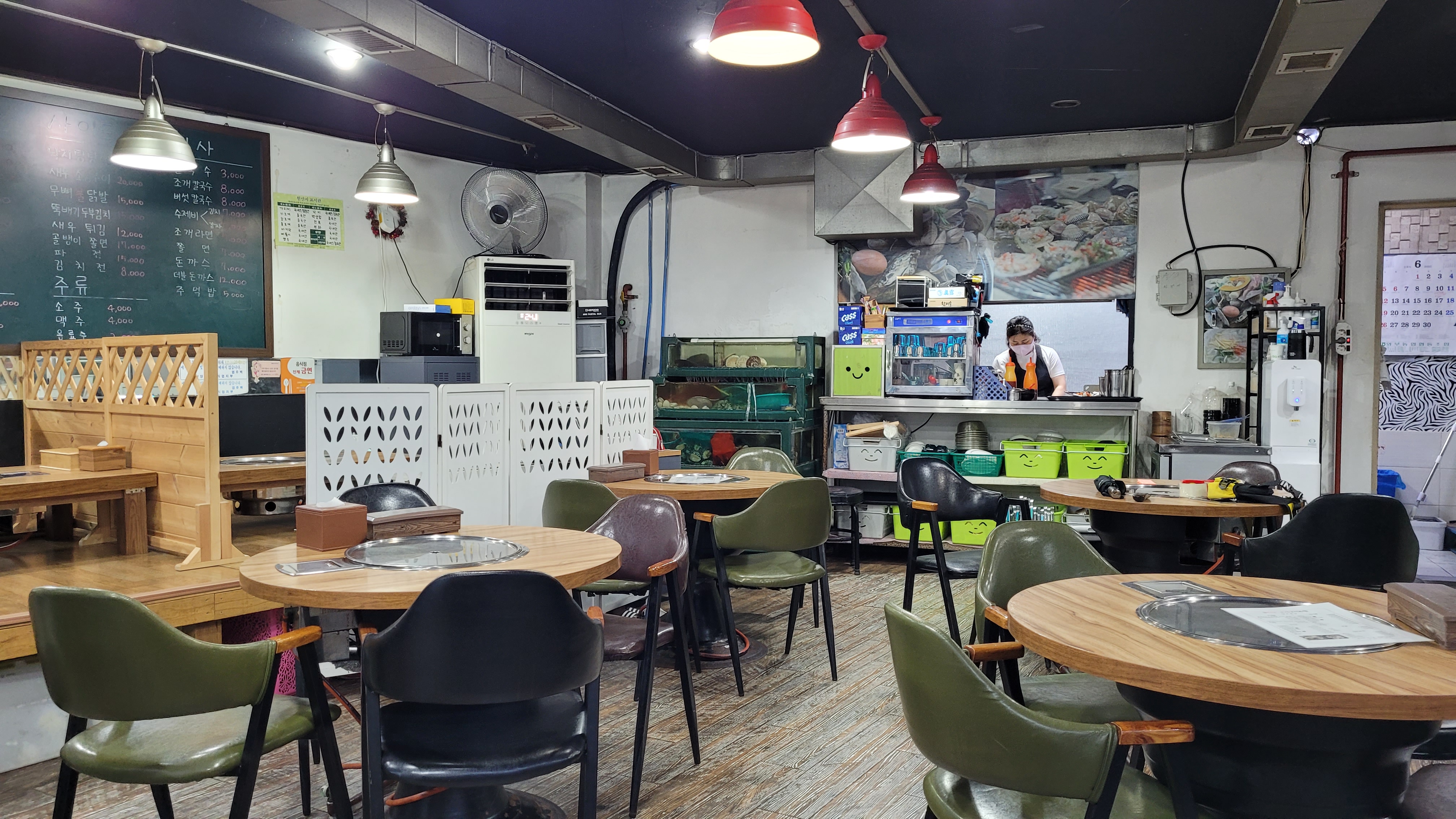 식당 내부, 원형 테이블, 내장 그릴, 주방, 메뉴판, 수족관.