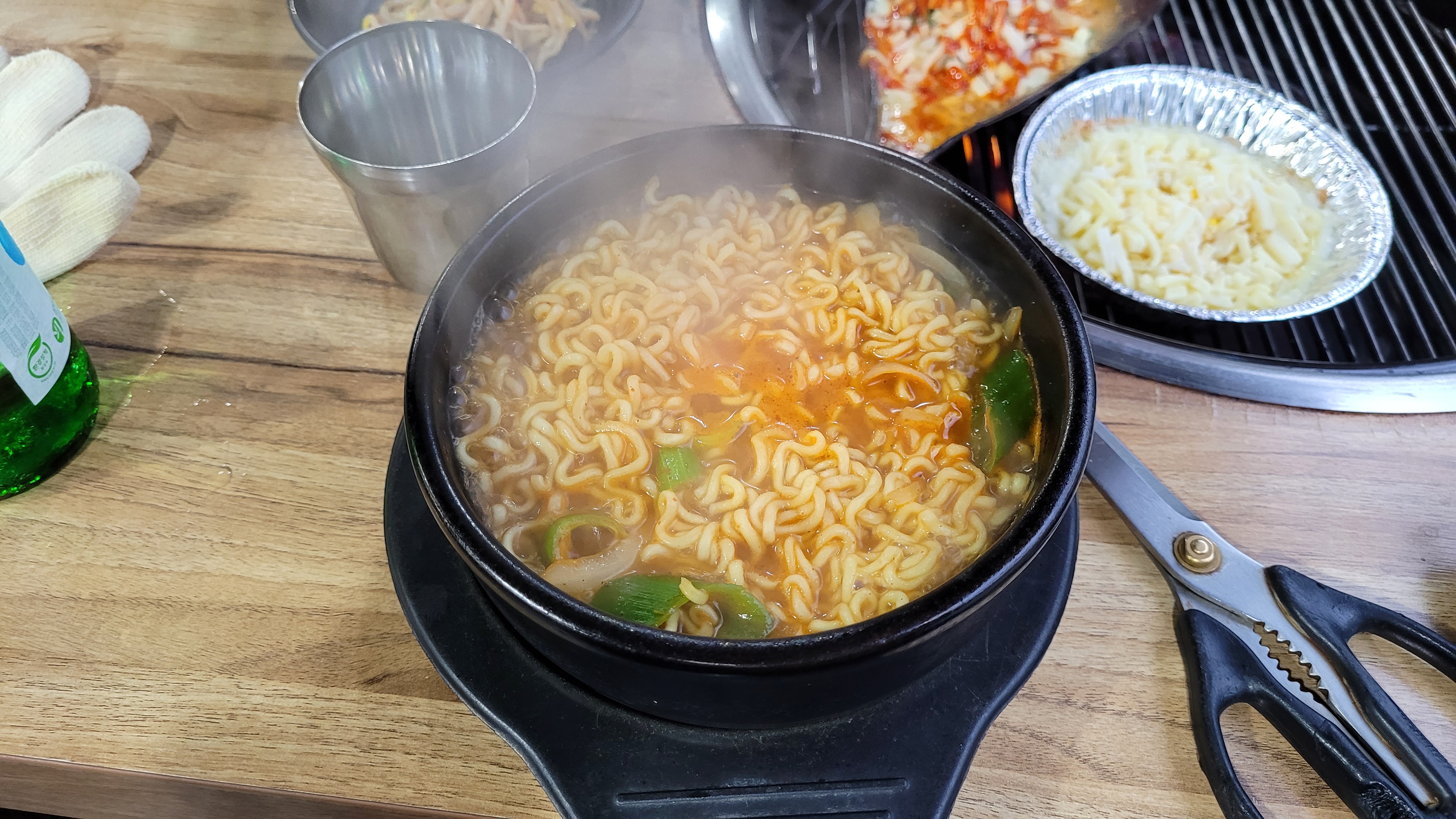 김 모락모락 라면 뚝배기, 파, 치즈, 식당 나무 테이블