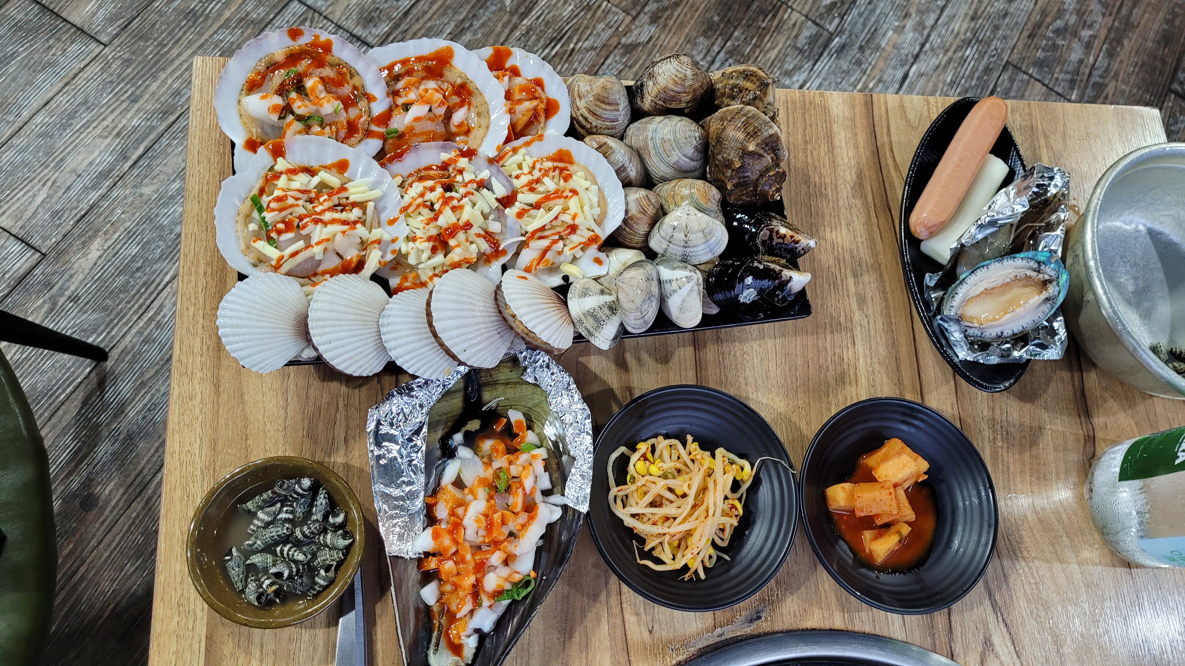 신선한 가리비 치즈 구이, 조개, 전복, 해산물 모듬