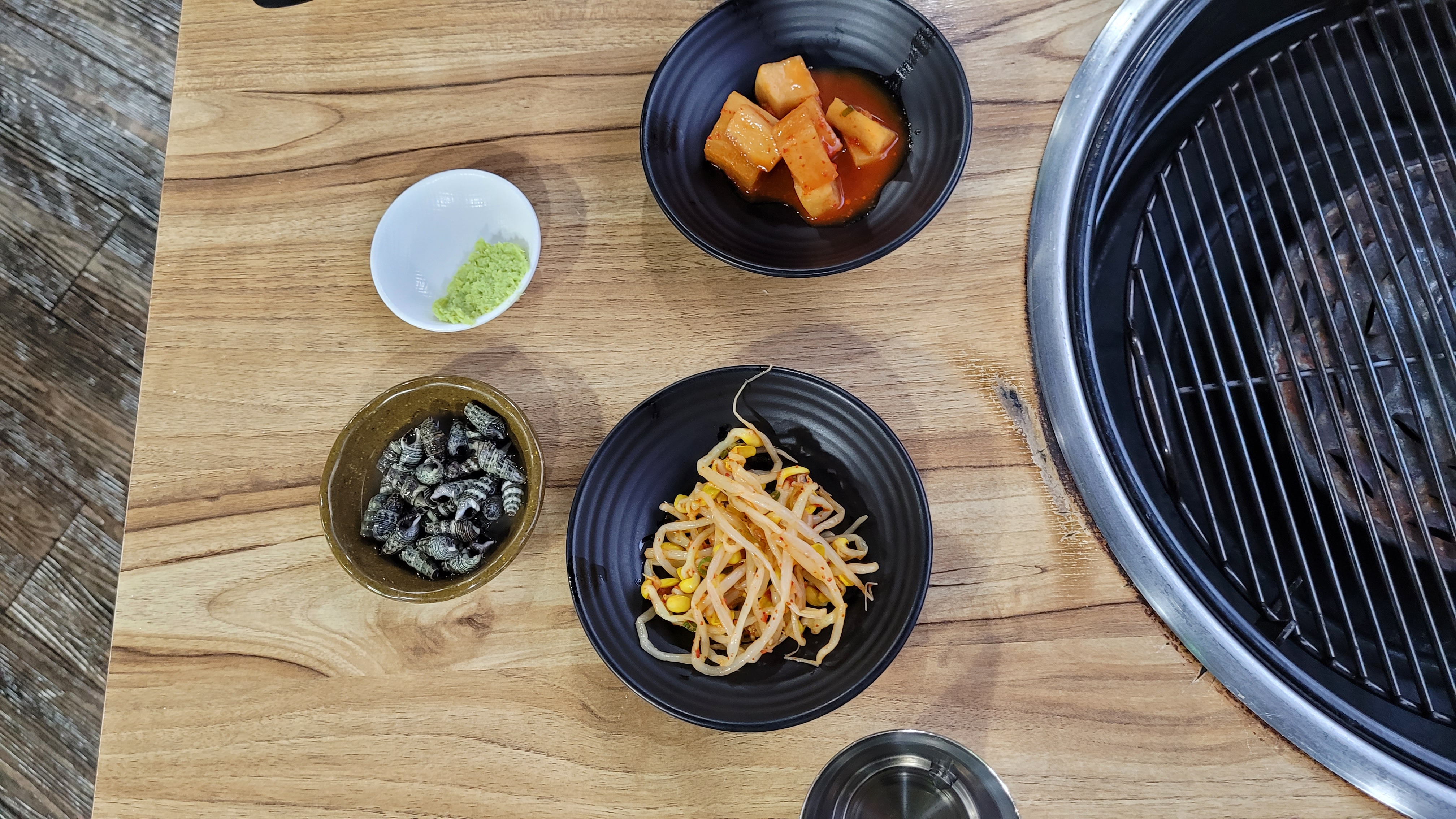 깍두기, 골뱅이, 콩나물무침, 와사비, 숯불 불판
