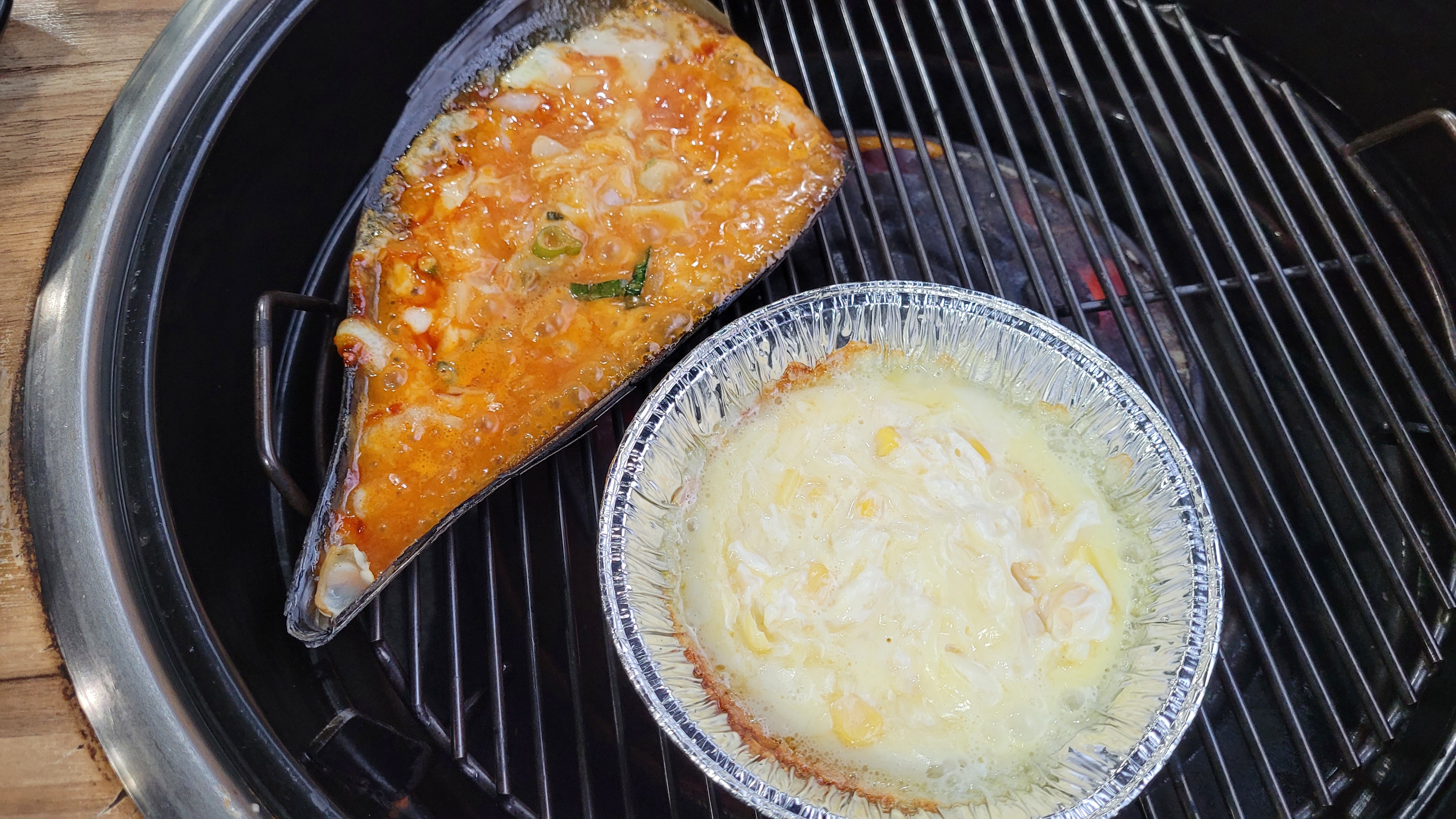 숯불 그릴 위 매콤 치즈 홍합, 고소한 콘치즈 요리