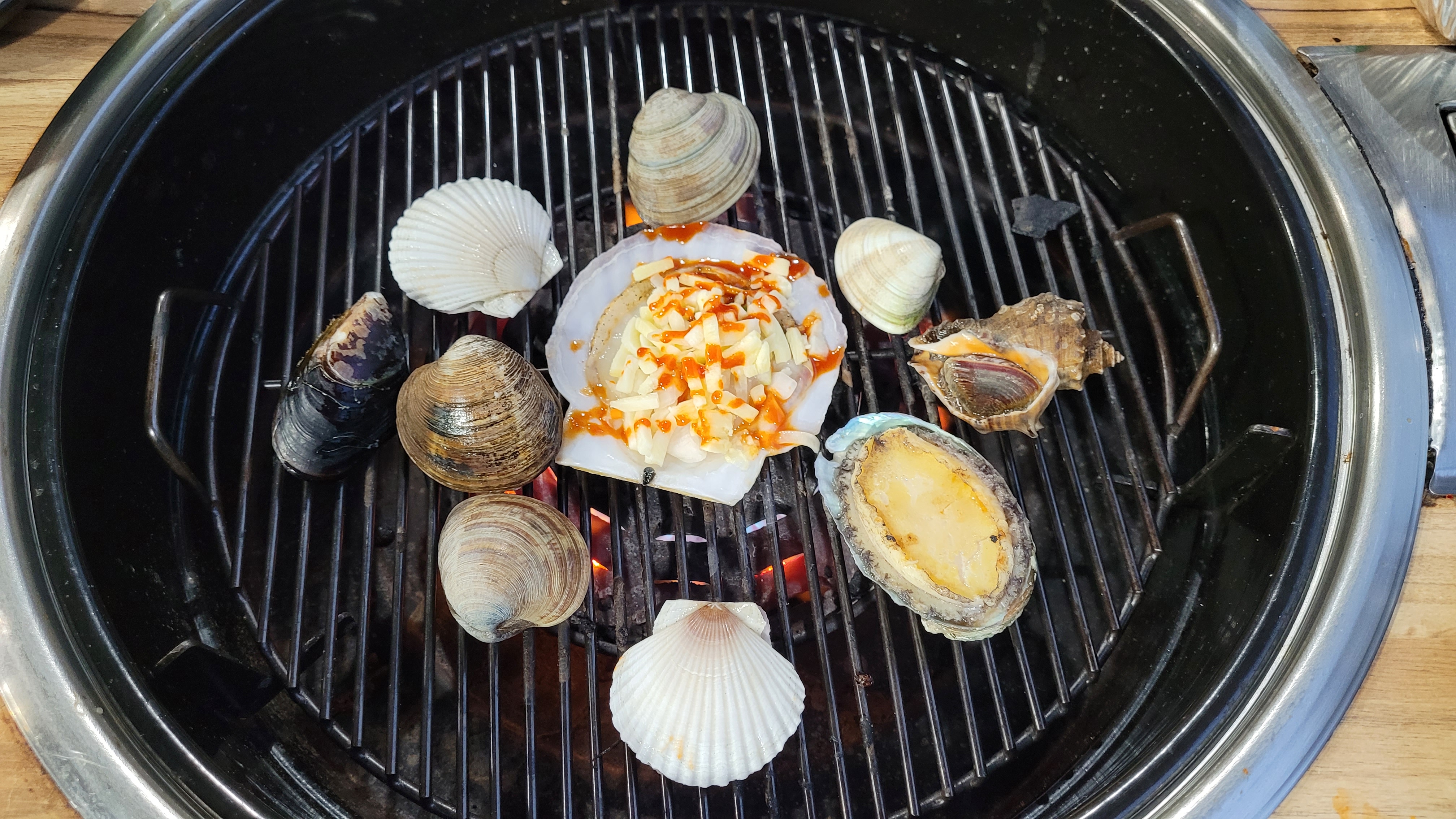 치즈 가리비, 조개, 전복, 소라, 홍합 숯불 구이