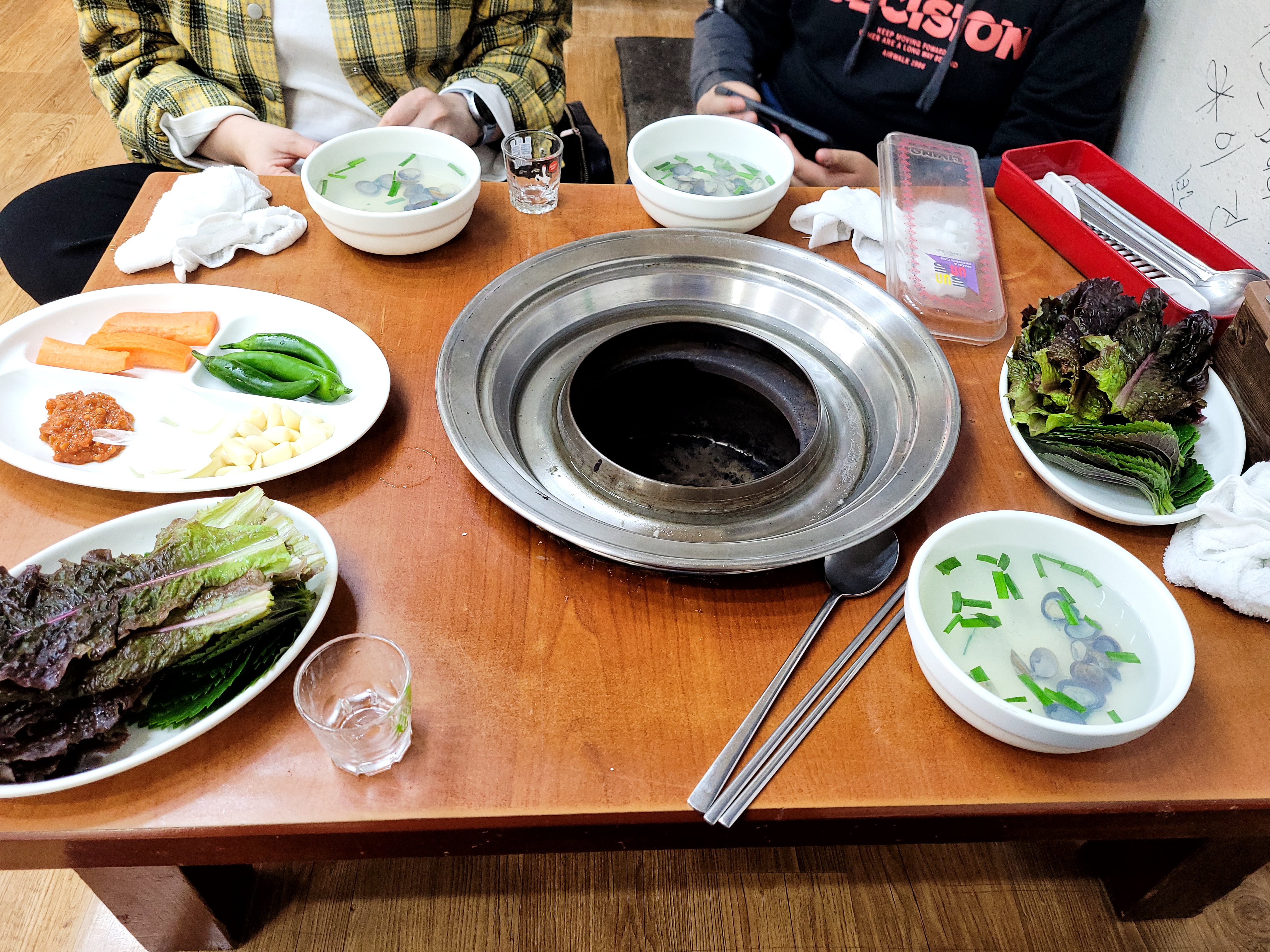 한국식 불판, 신선한 쌈채소, 고추, 마늘, 쌈장, 조개탕