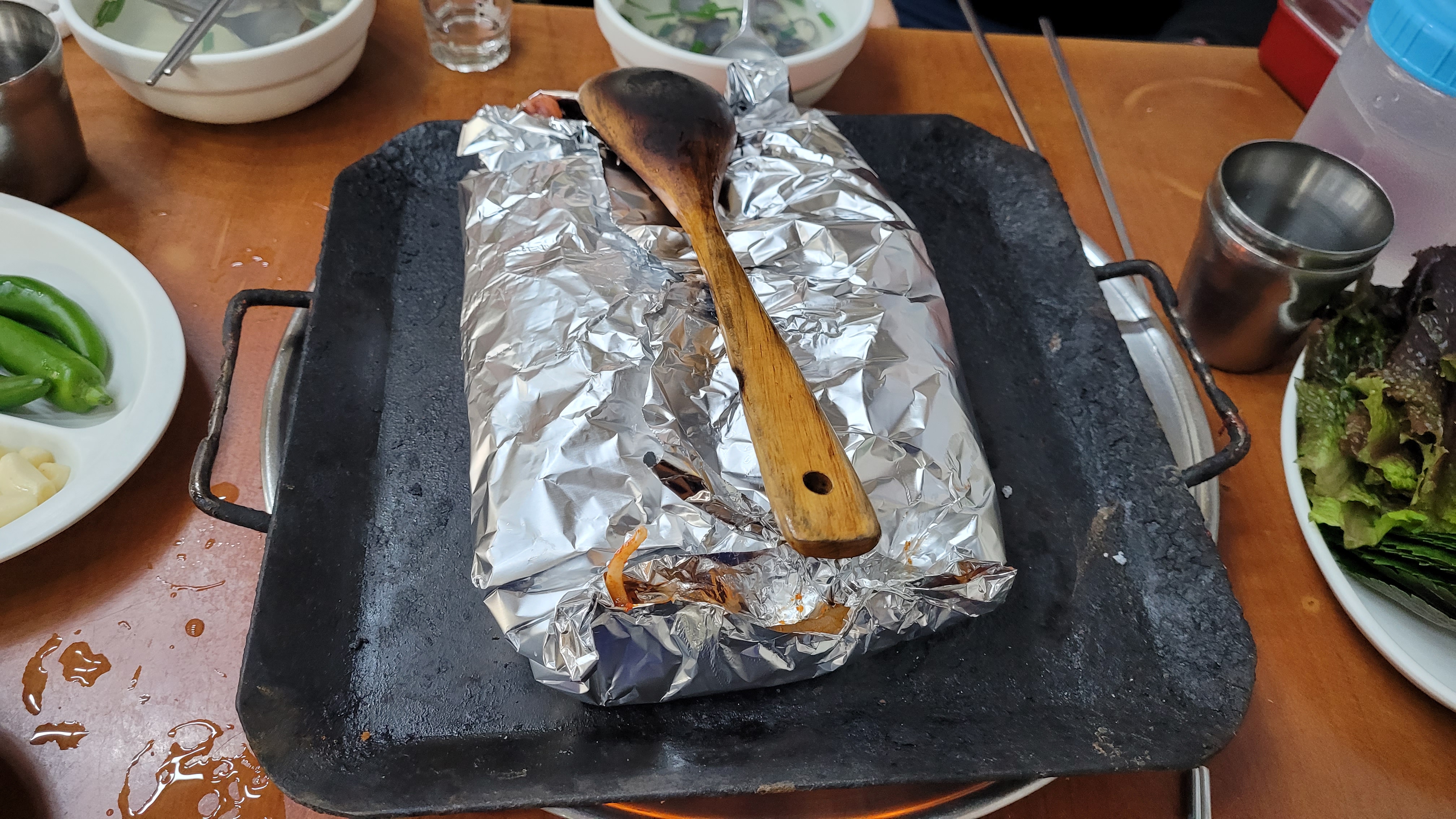 은박지 요리, 나무 숟가락, 검은 그릴, 한식 밑반찬
