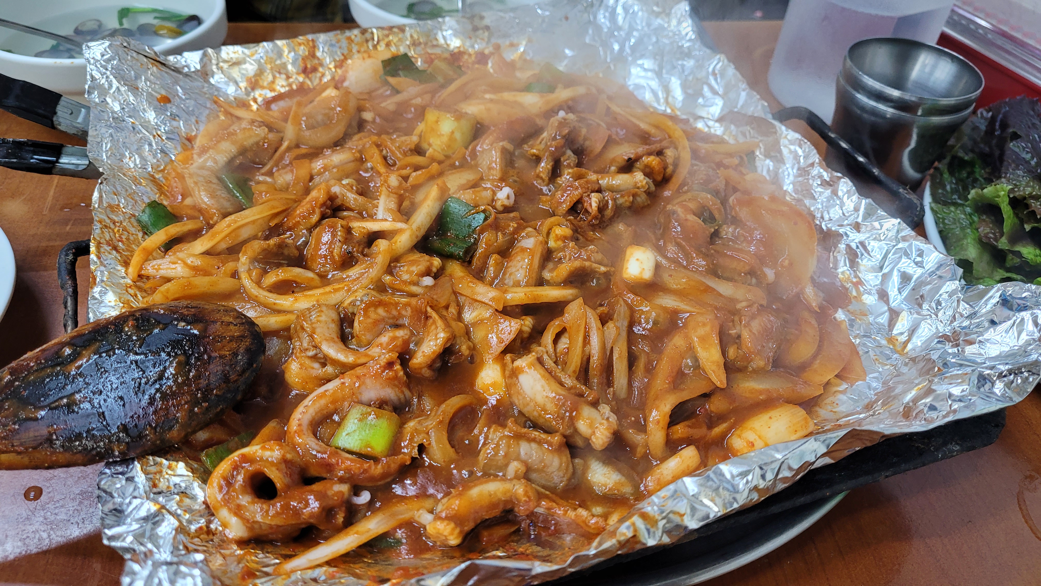 매운 해물 볶음 요리, 오징어 홍합 양파 파 재료.