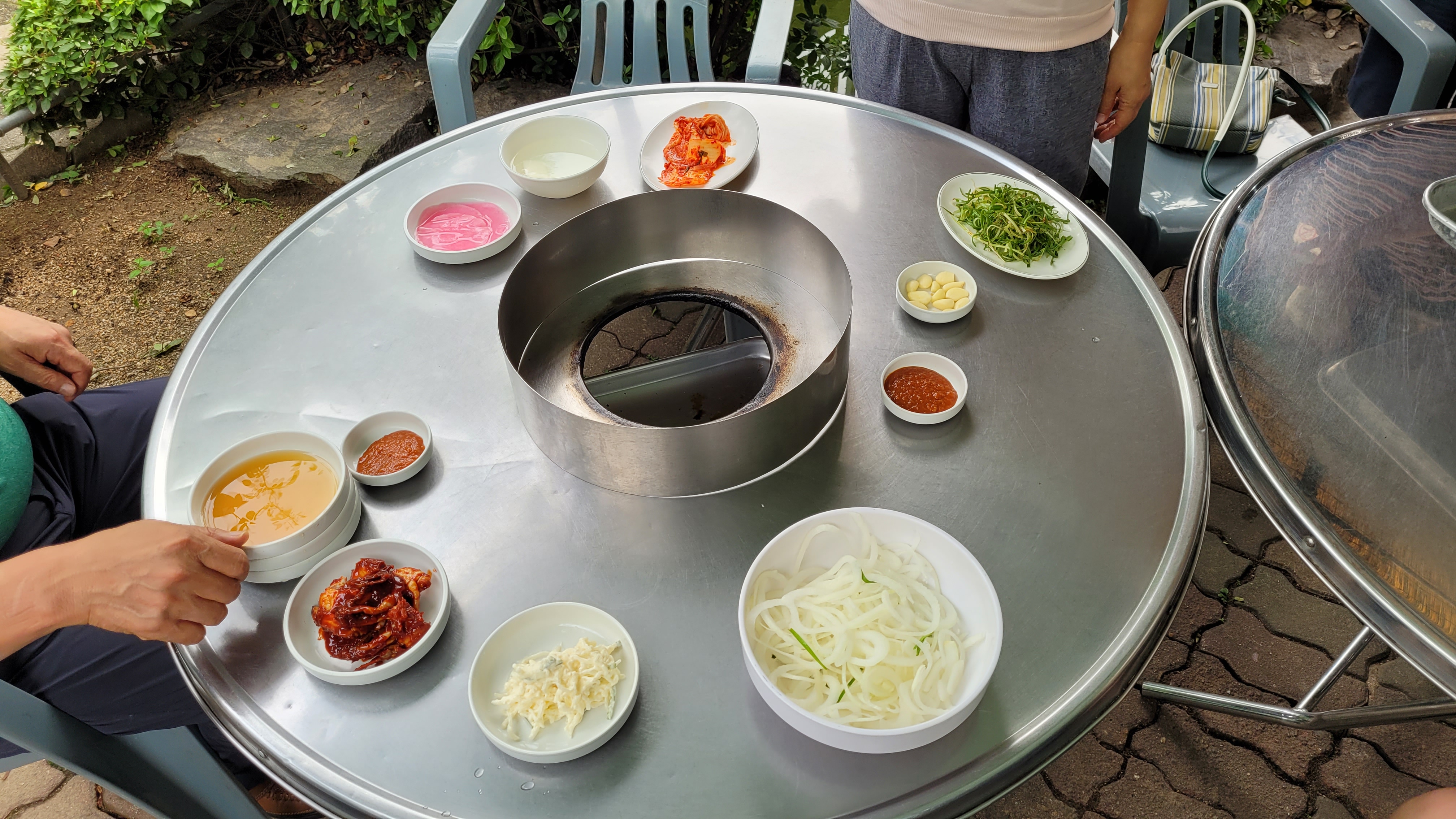 야외 원형 금속 테이블, 한식 반찬, 중앙 구이용 솥