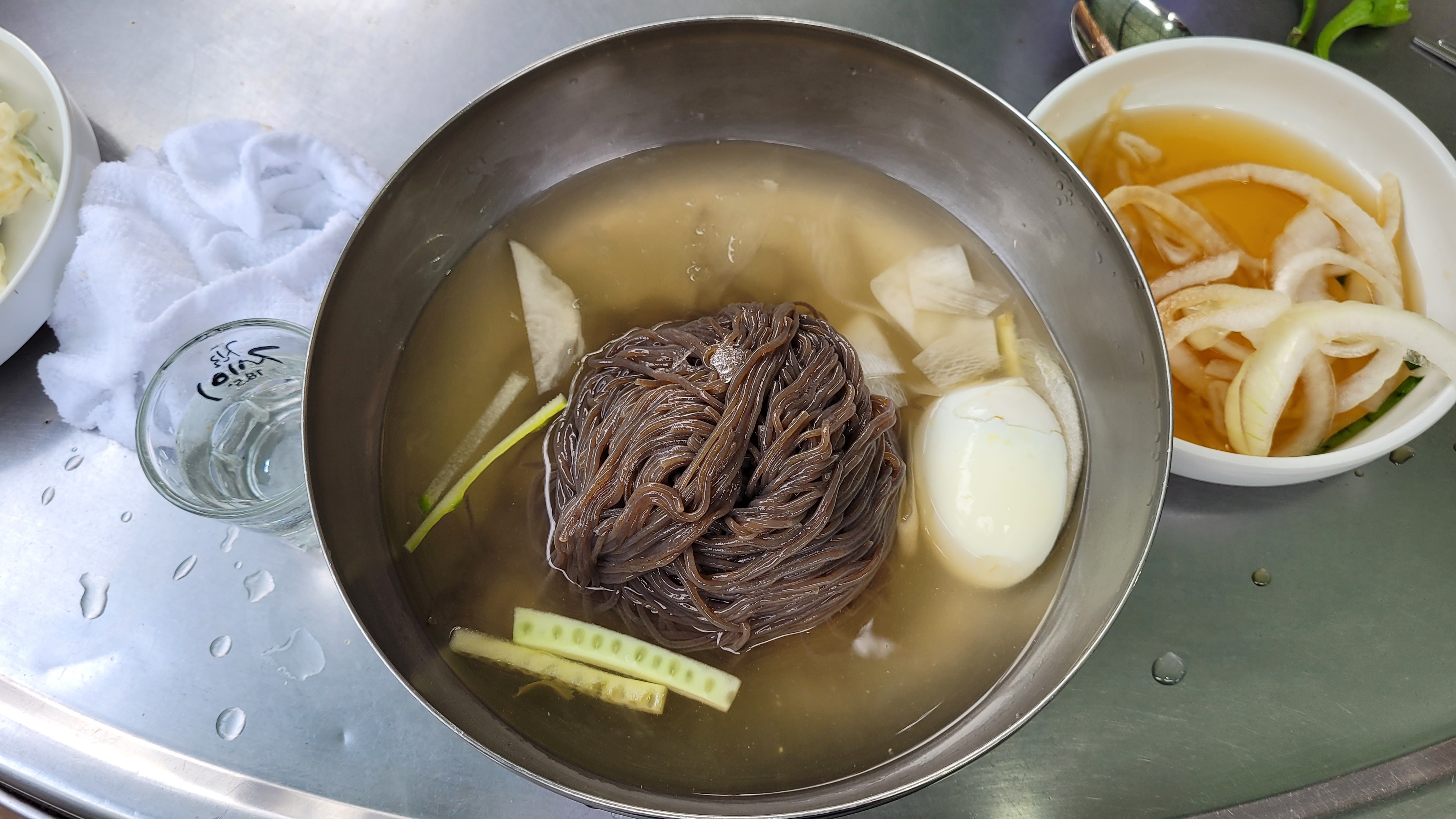 시원한 메밀 냉면, 삶은 달걀, 오이, 무절임, 양파 절임.