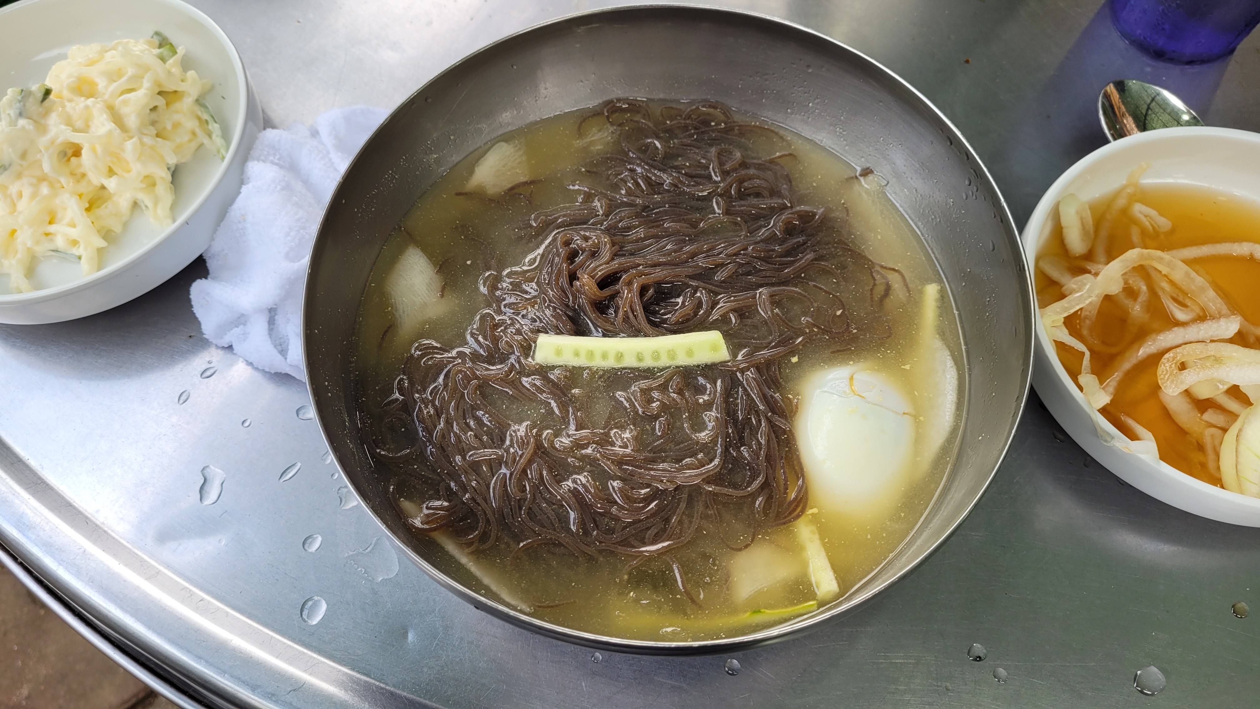 차가운 메밀 냉면, 삶은 계란, 오이, 감자 샐러드, 절인 무