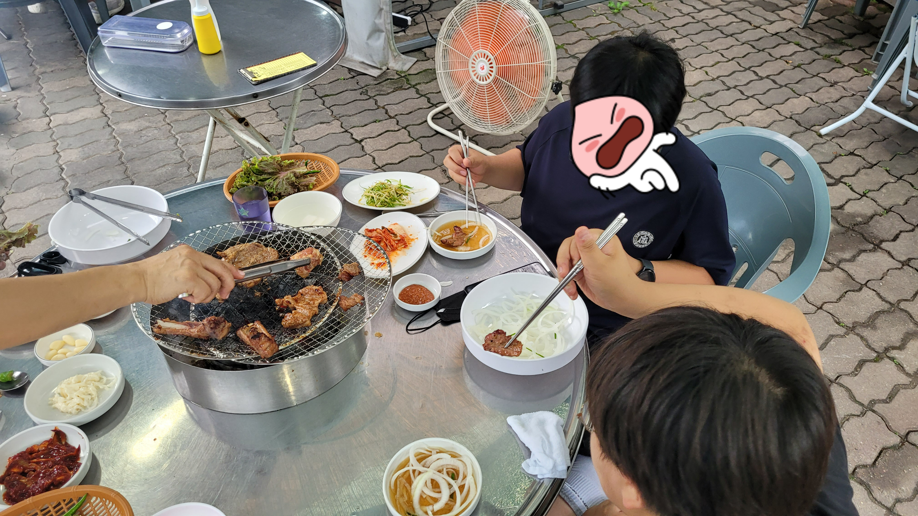 시골길 두 보행자, 흰 봉투 배나무, 검정 SUV 주차.