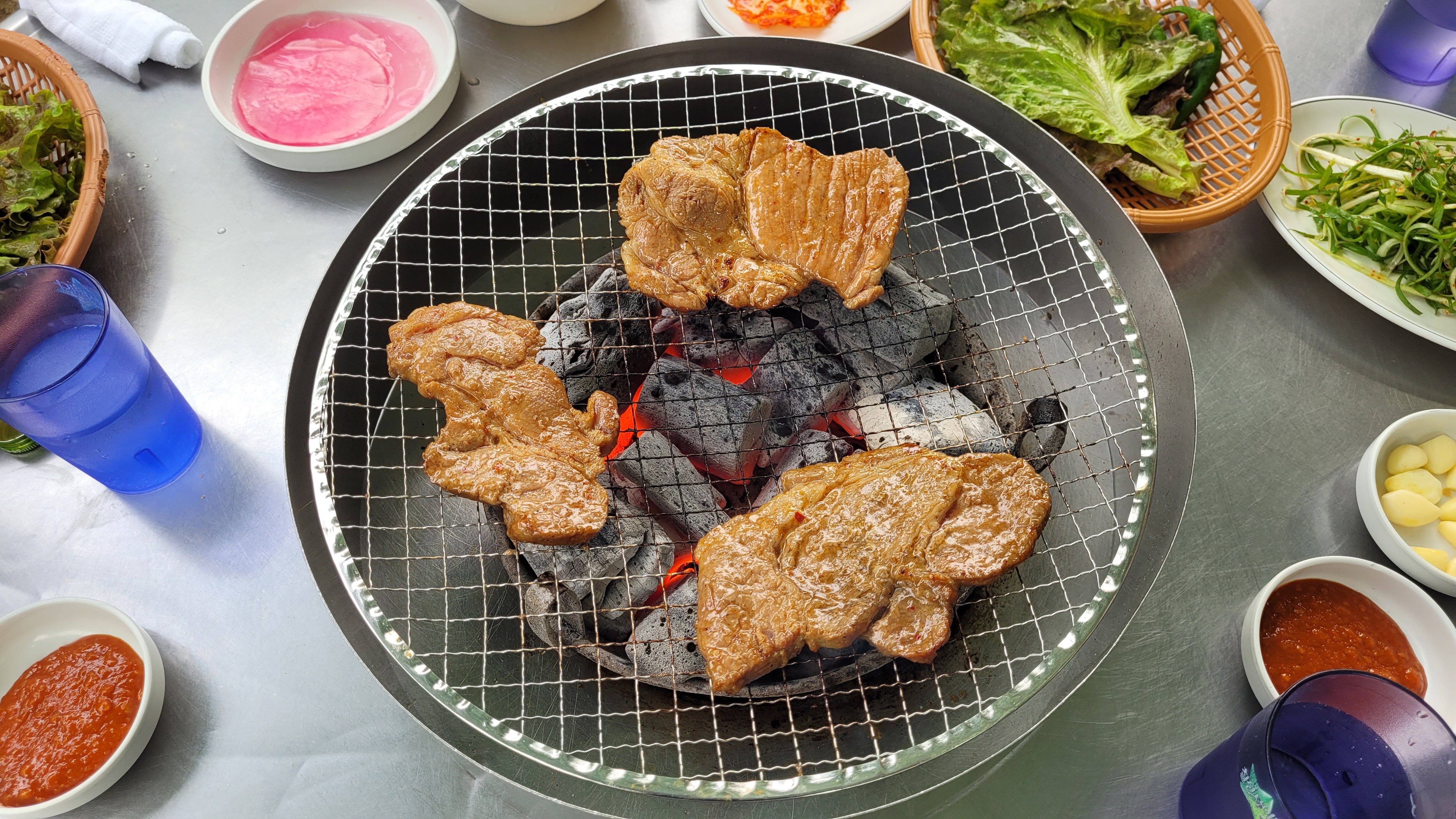 숯불 위 양념 돼지갈비 구이, 신선한 채소 반찬