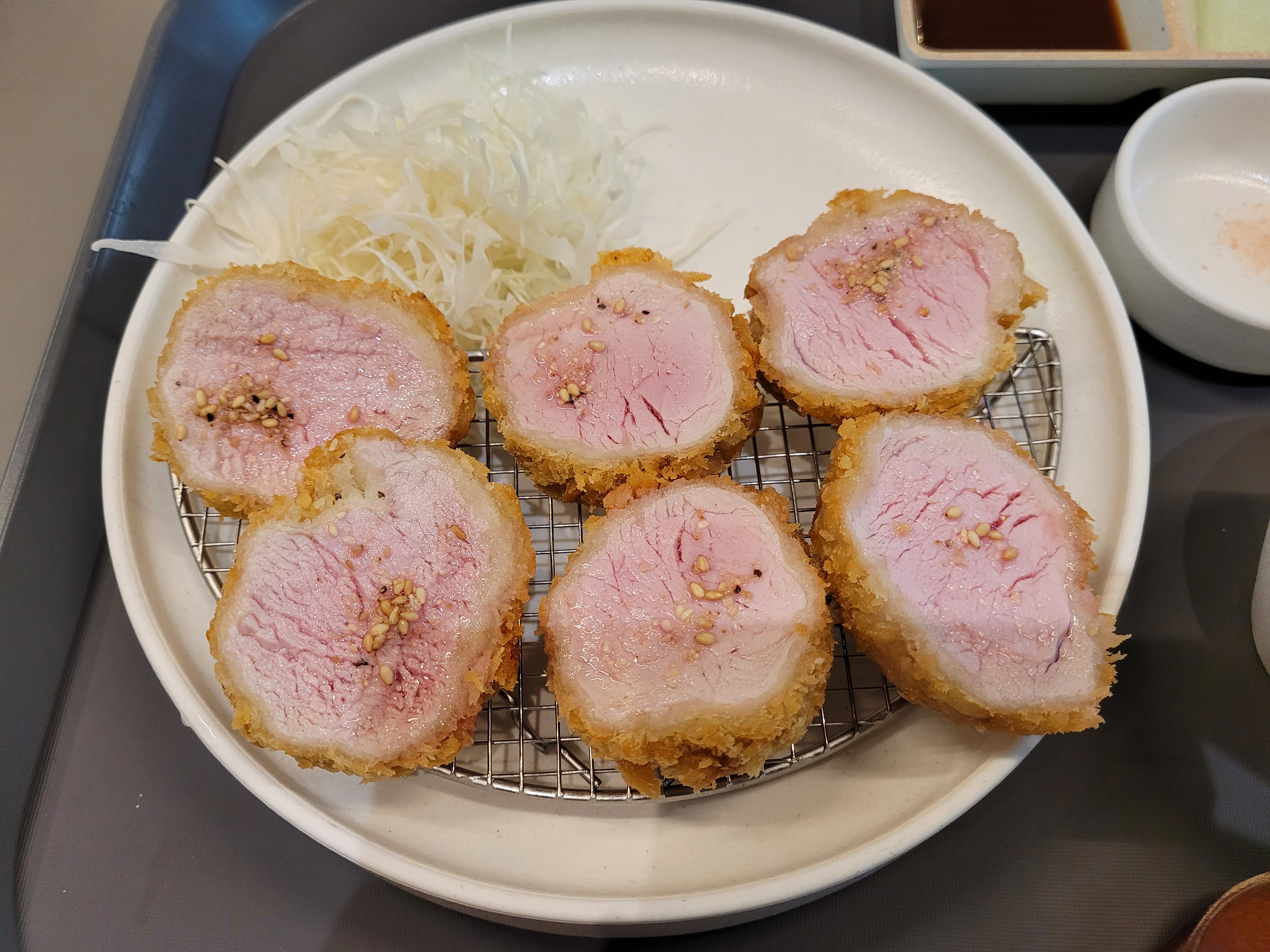 바삭한 돈카츠 6조각, 핑크빛 속살과 참깨 토핑, 양배추채