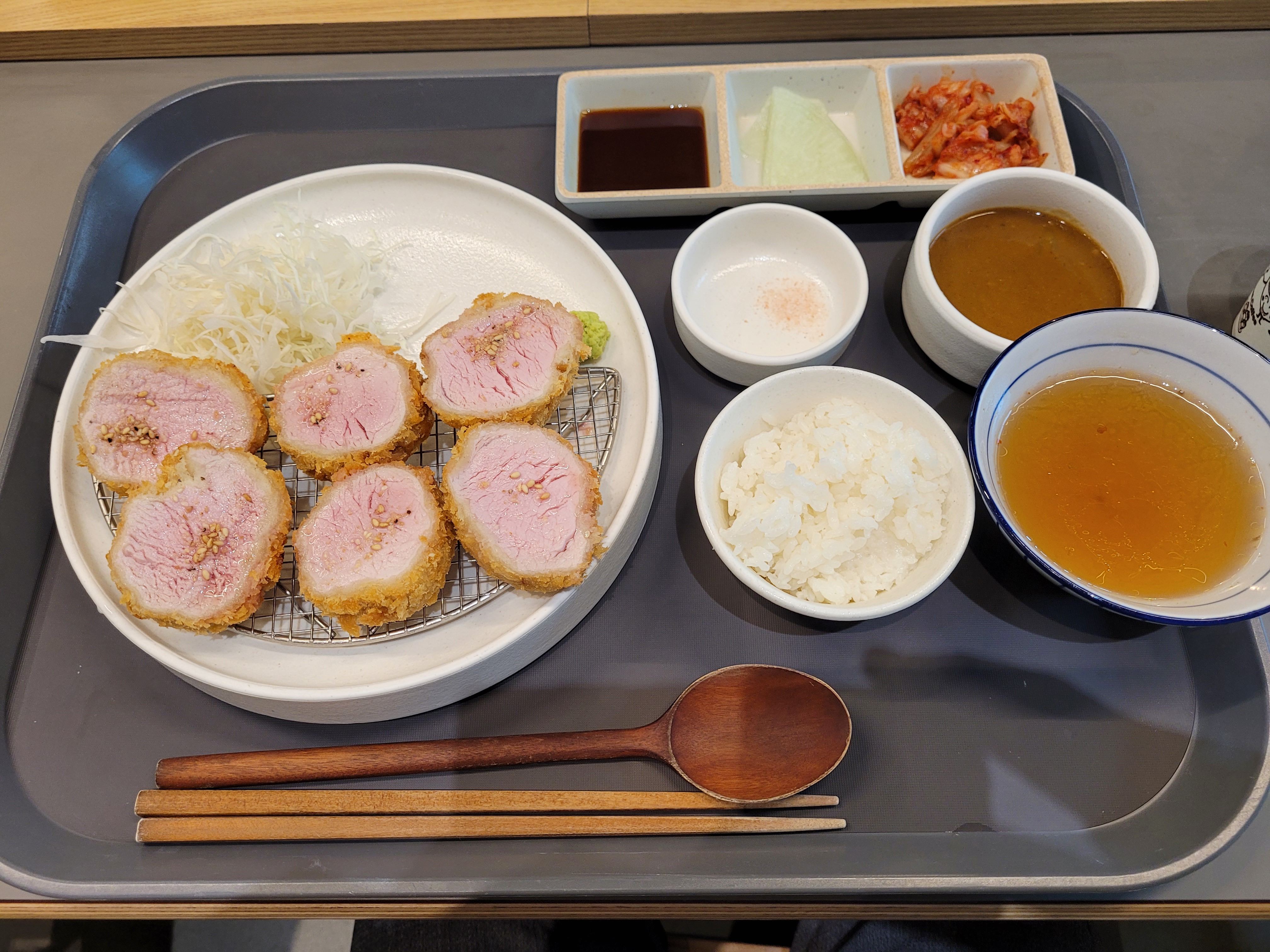육즙 돈까스, 밥, 두 가지 국, 김치, 피클, 소스