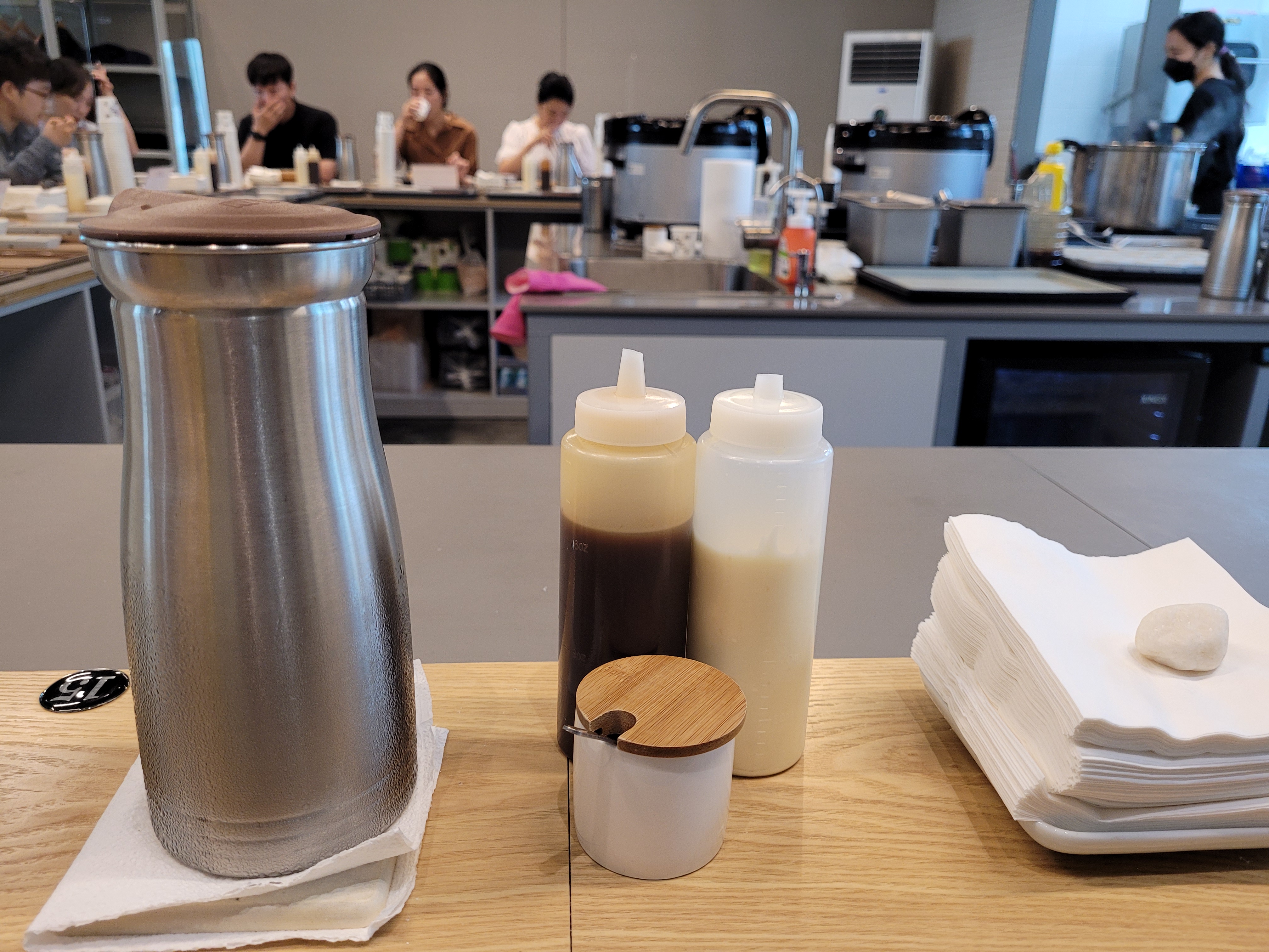 식당 테이블 위 하얀 접시, 신선한 녹색 고수 잎