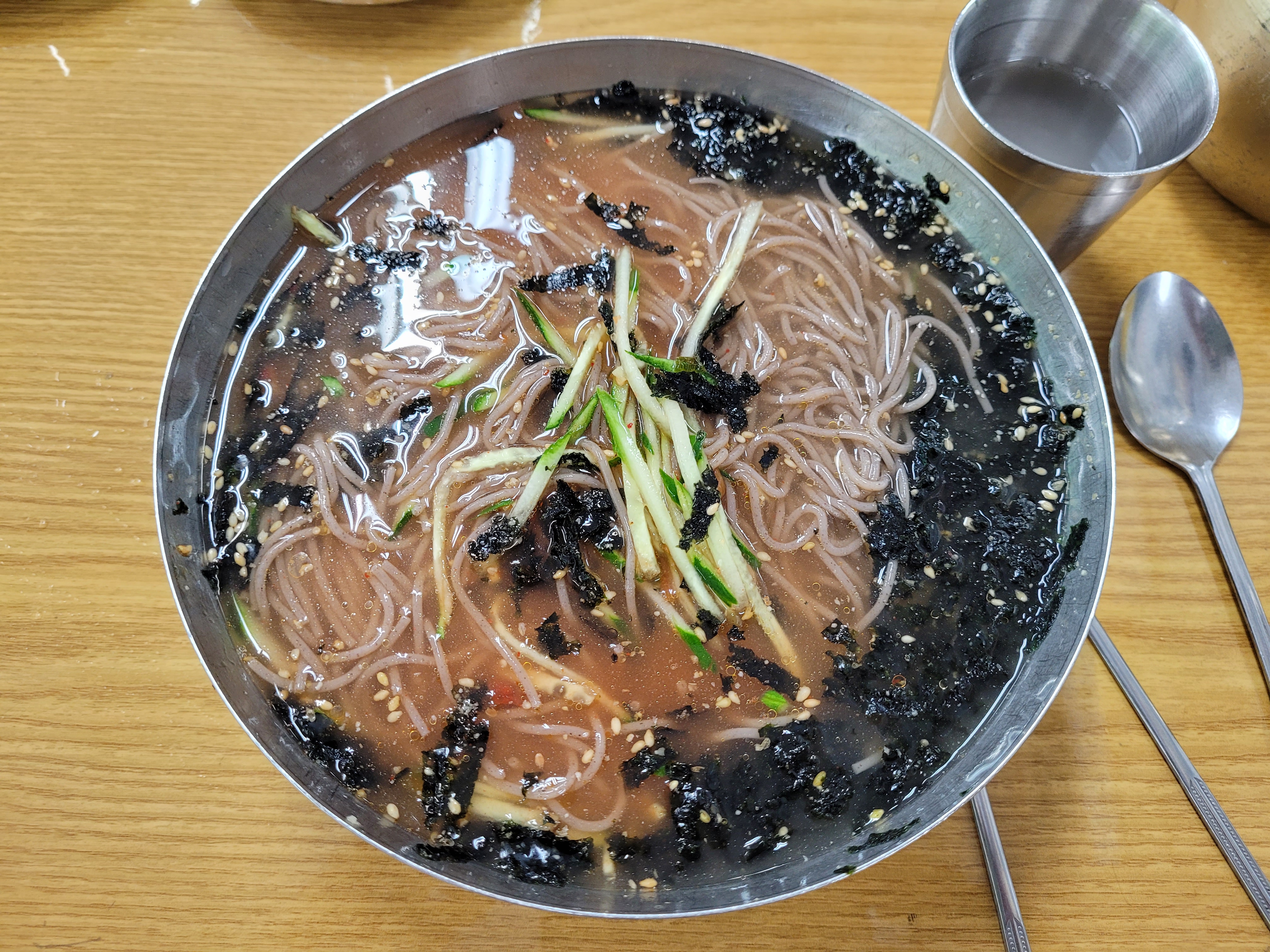 시원한 메밀 막국수, 오이, 김가루, 참깨, 금속 그릇