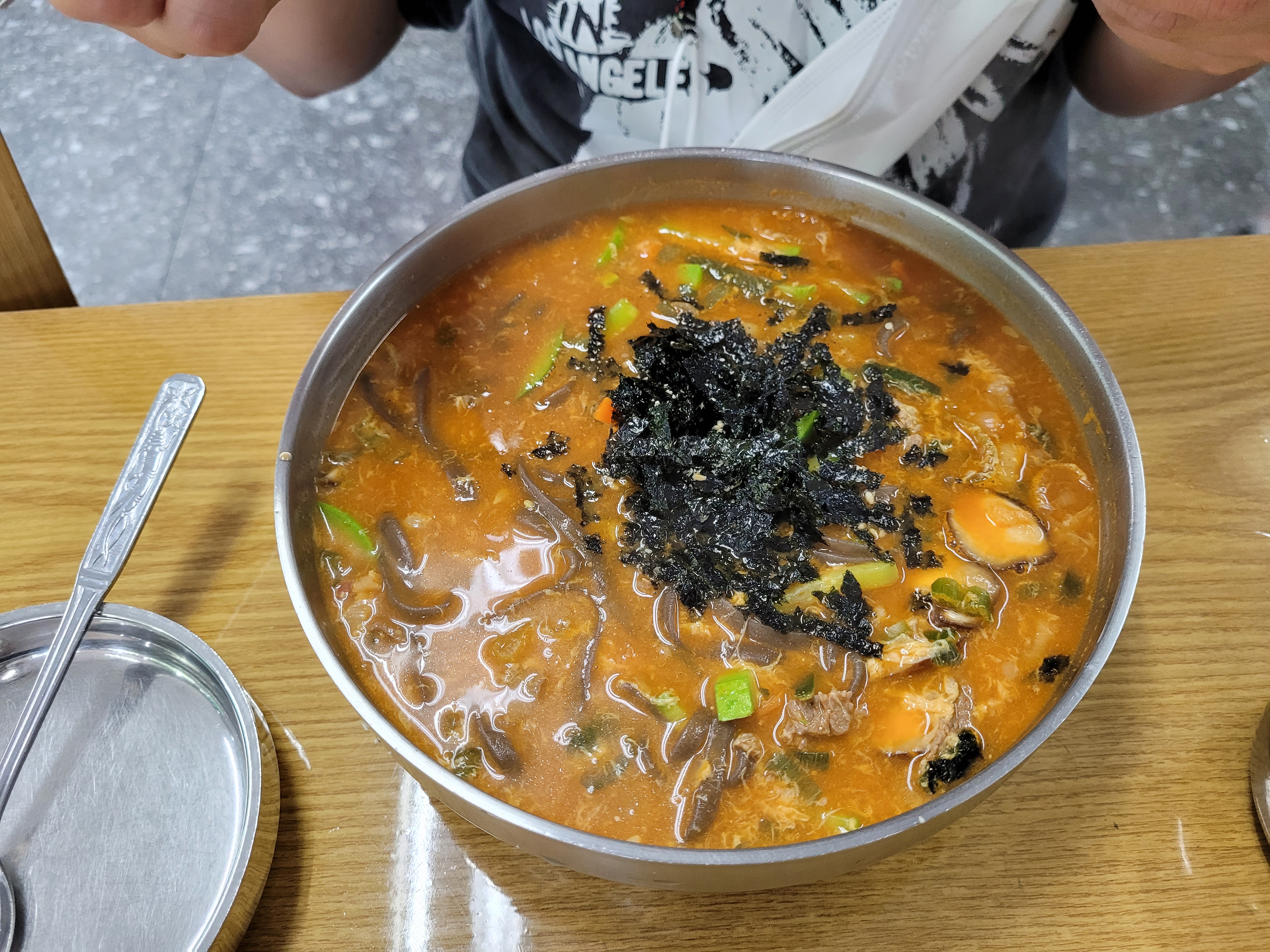 매콤한 국수, 김가루, 파, 달걀 토핑 스테인리스 그릇