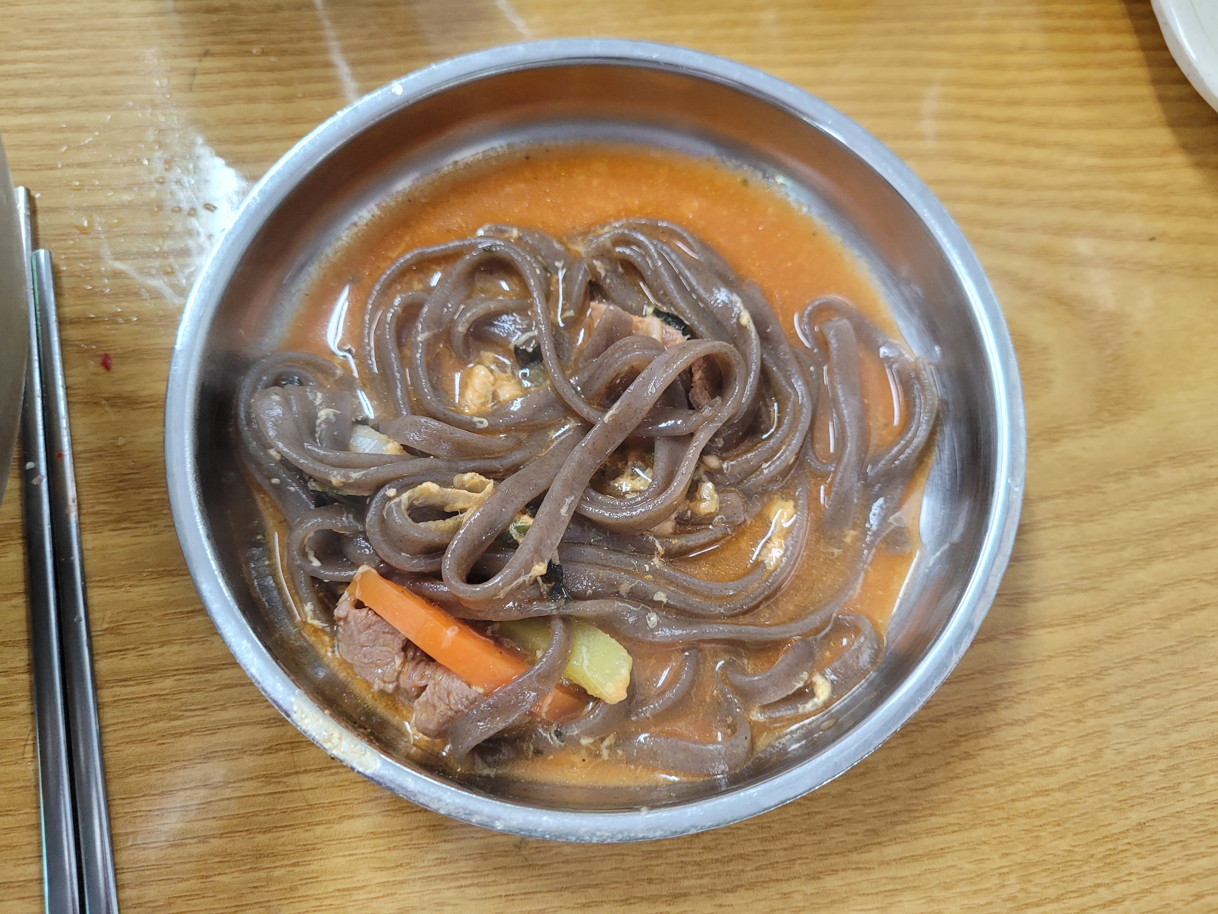 금속 그릇 얼큰한 육수 도토리묵면 고기 당근