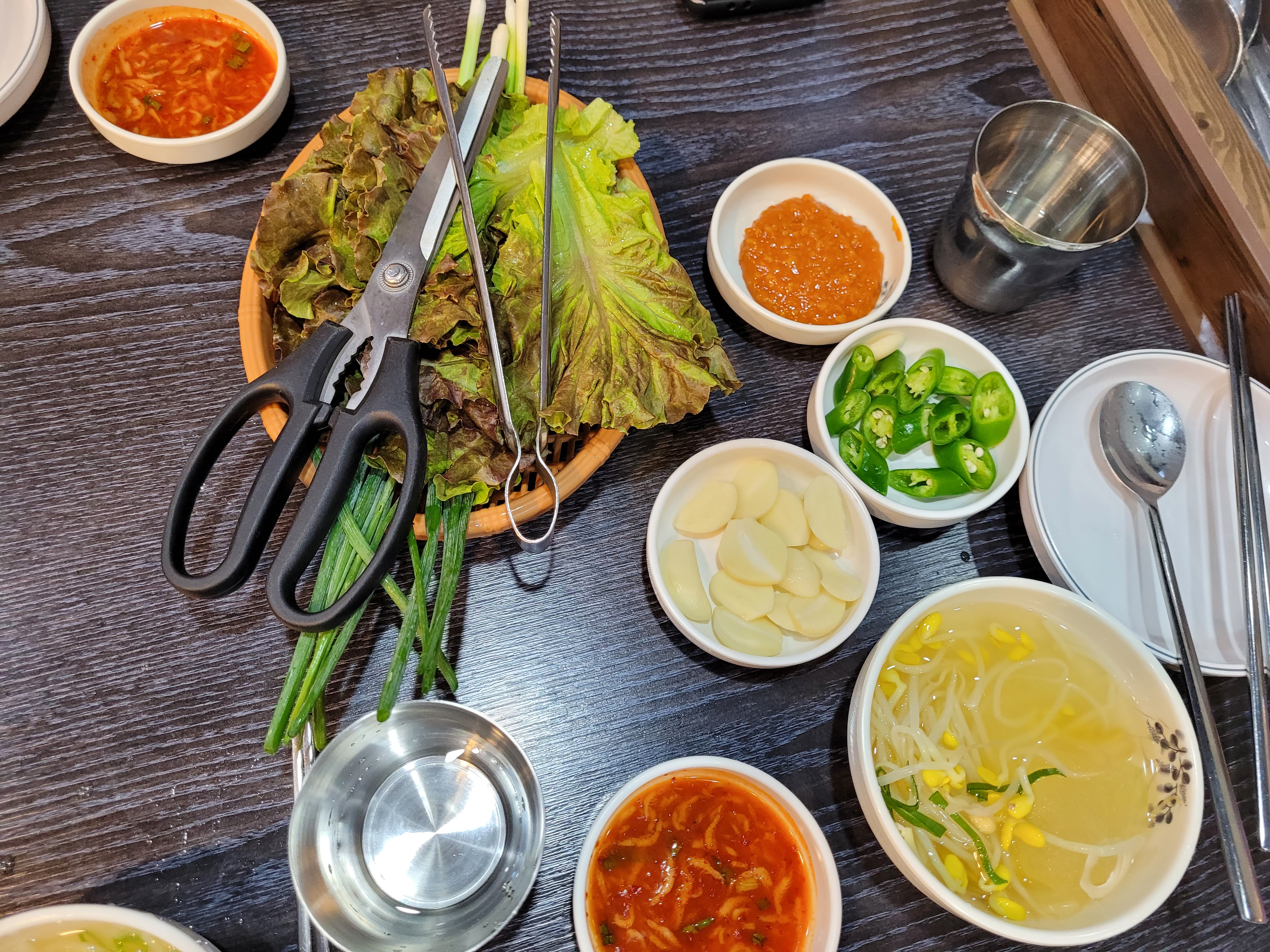 한국 바비큐 쌈 채소, 대파, 가위, 집게, 마늘, 고추, 양념, 콩나물국
