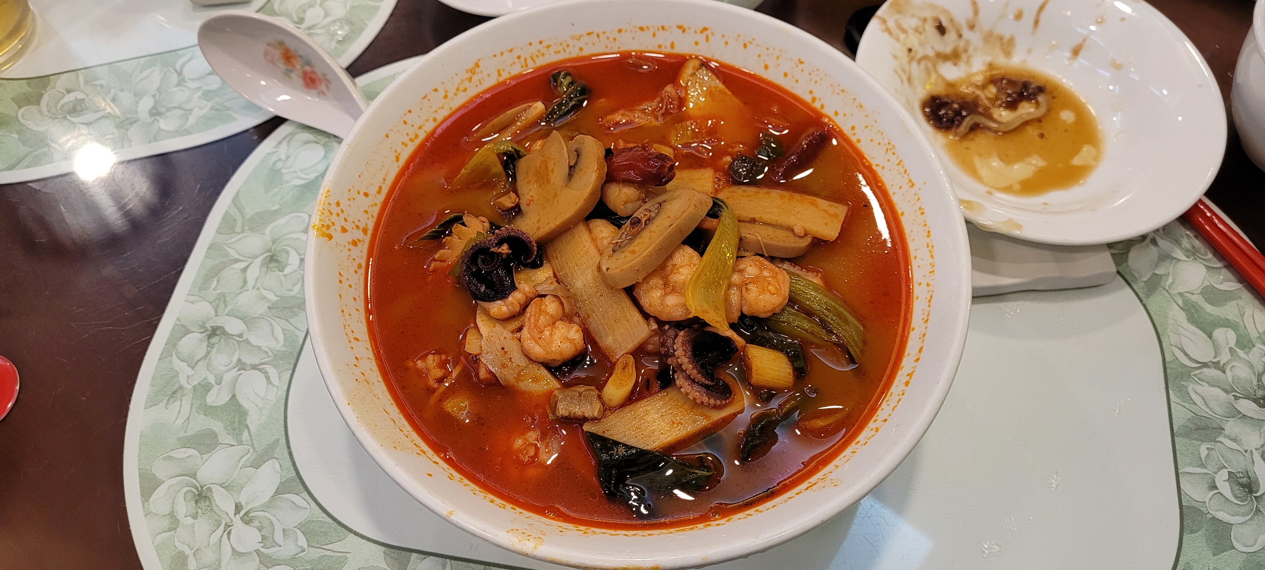 매콤한 해산물 짬뽕, 큰 그릇, 새우, 버섯, 오징어 가득.