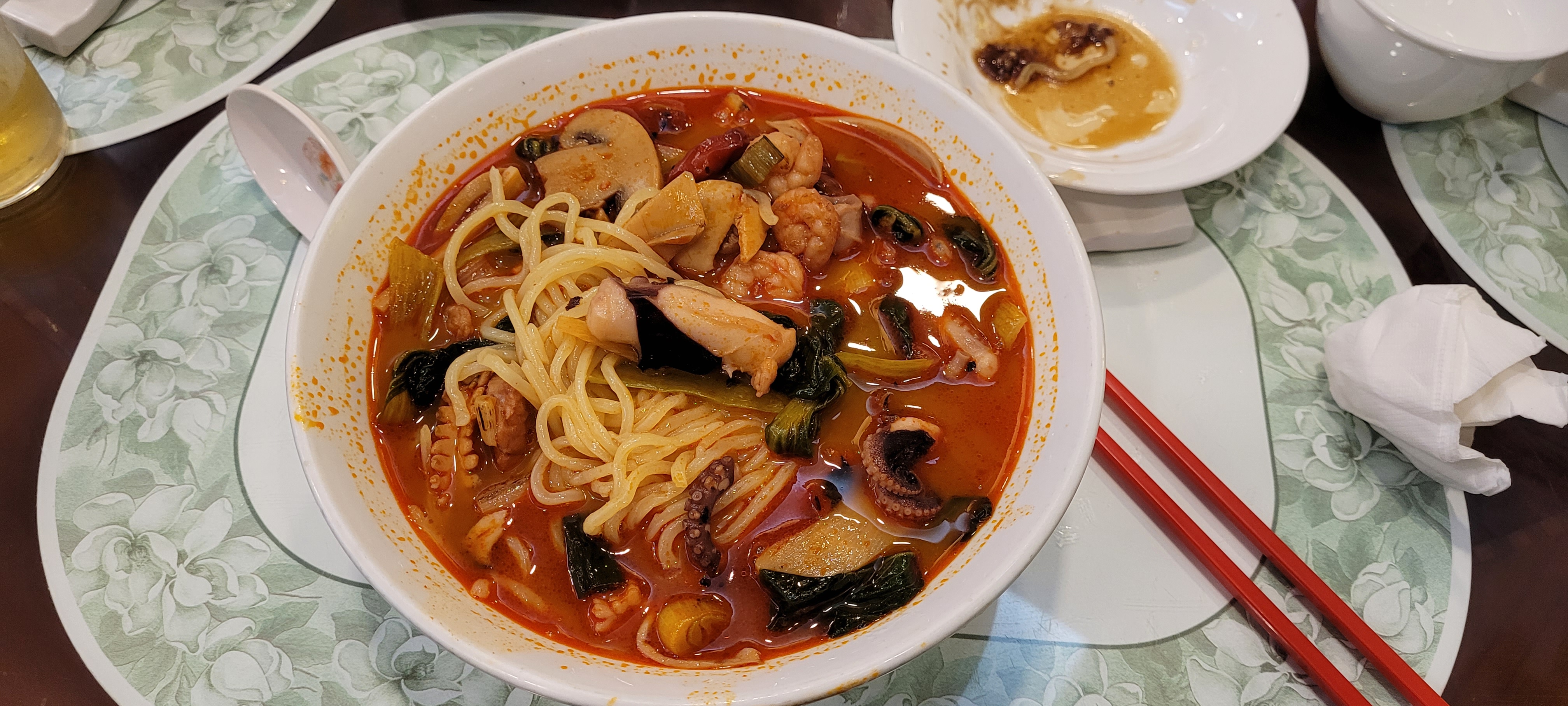 얼큰한 해물 짬뽕, 오징어, 새우, 문어, 면, 버섯, 채소