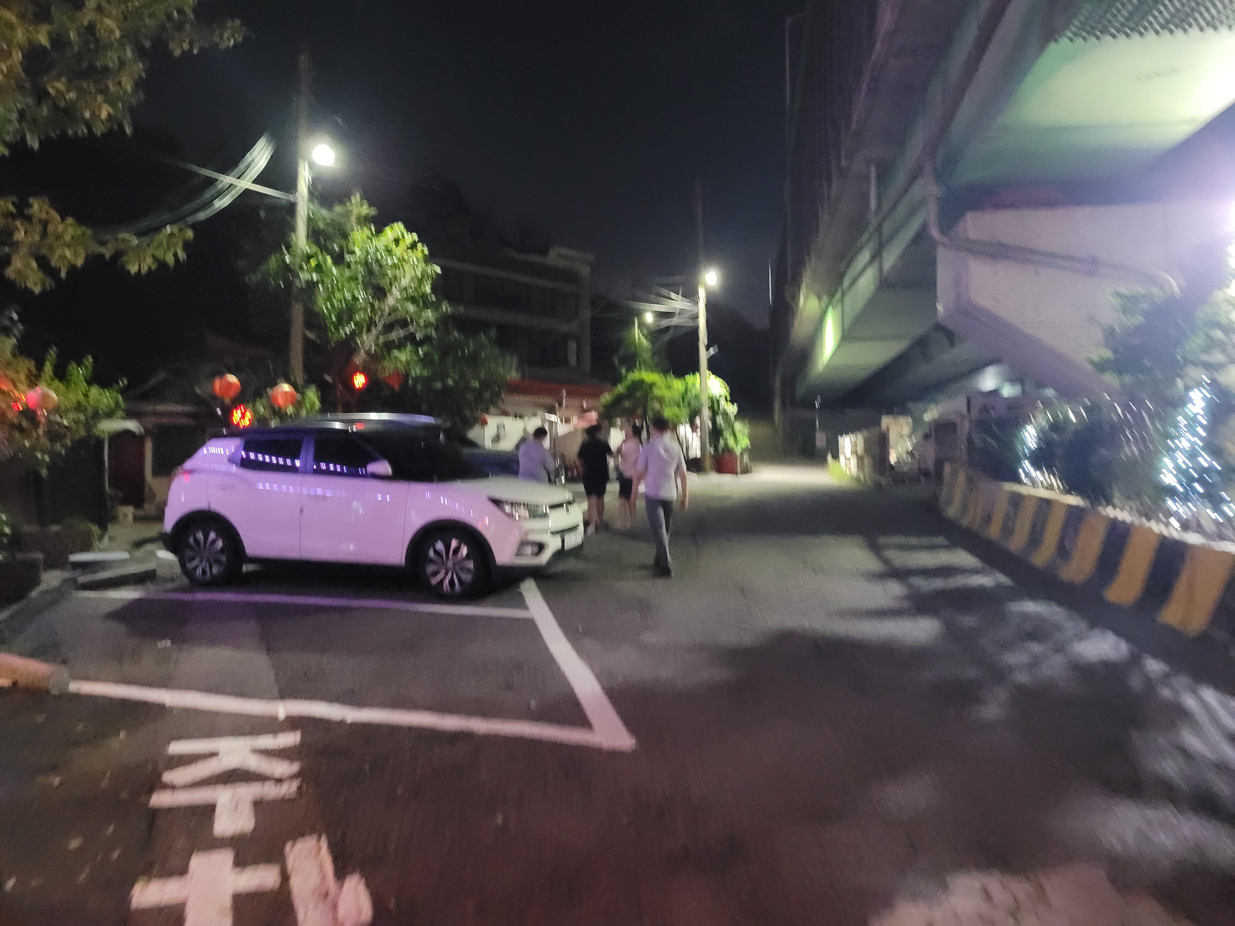 야간 거리, 흰색 SUV 주차, 가로등 불빛, 고가도로