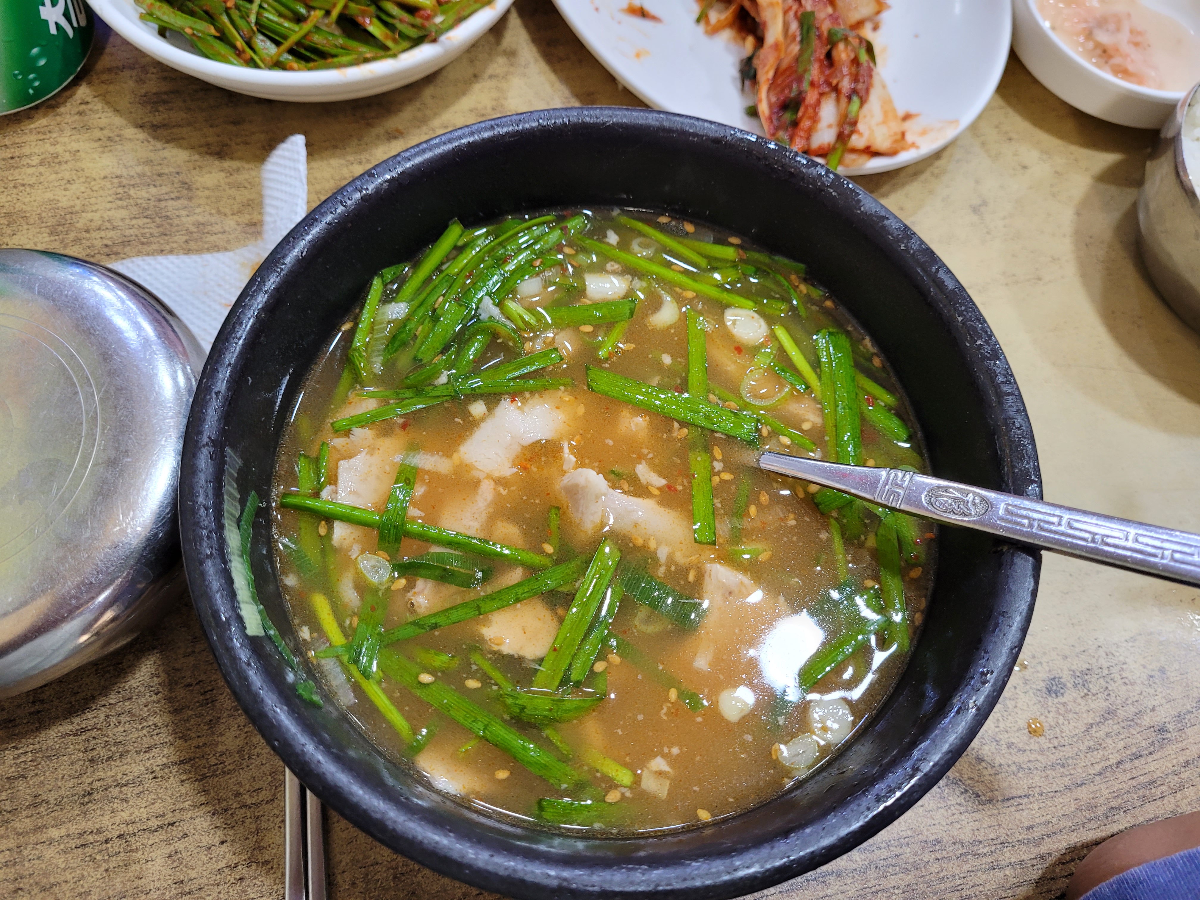 따뜻한 갈색 국물 고기 부추 뚝배기 국밥 숟가락, 한식 반찬