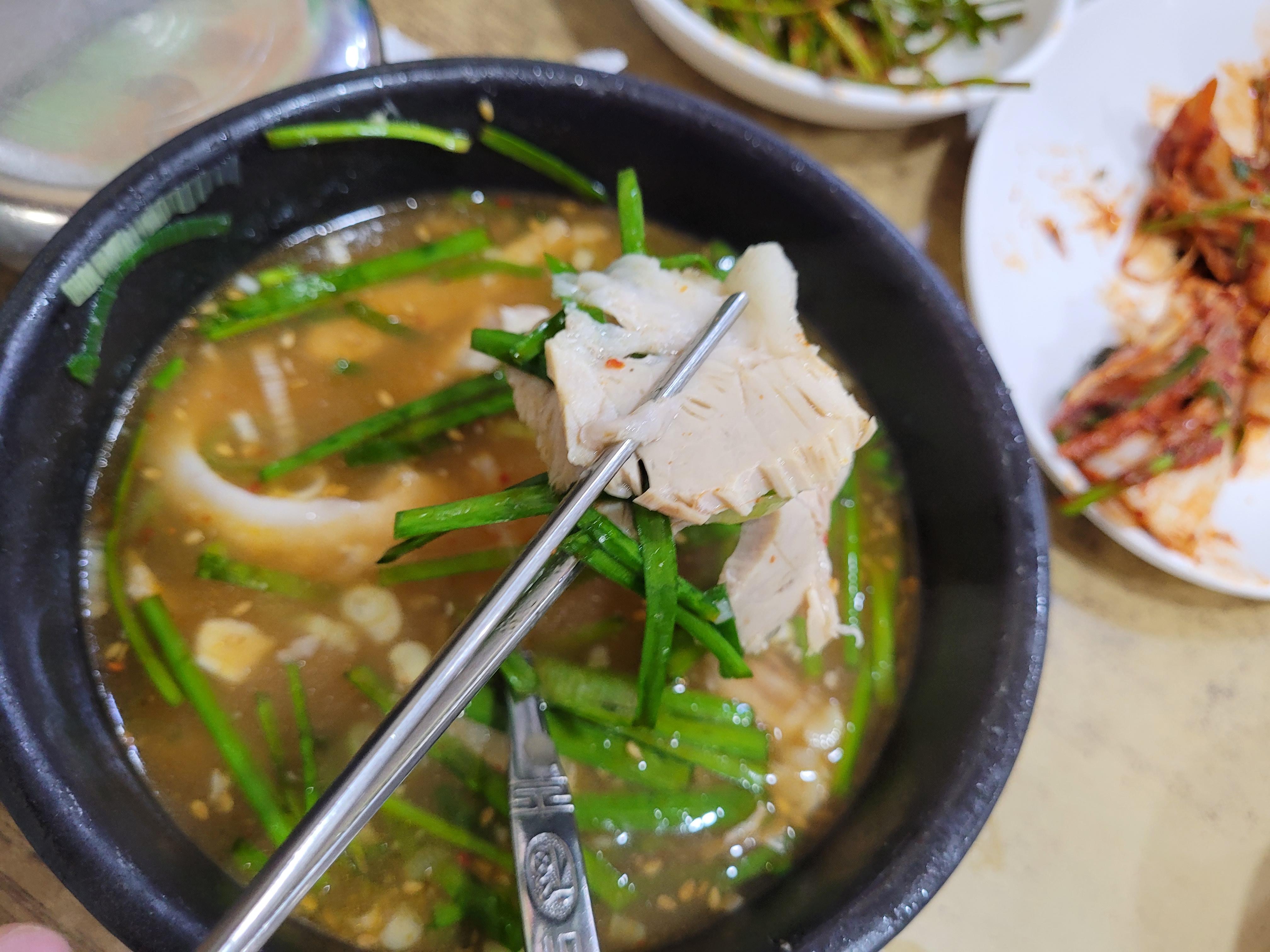 뚝배기 부추 국밥, 젓가락으로 집어 올린 고기