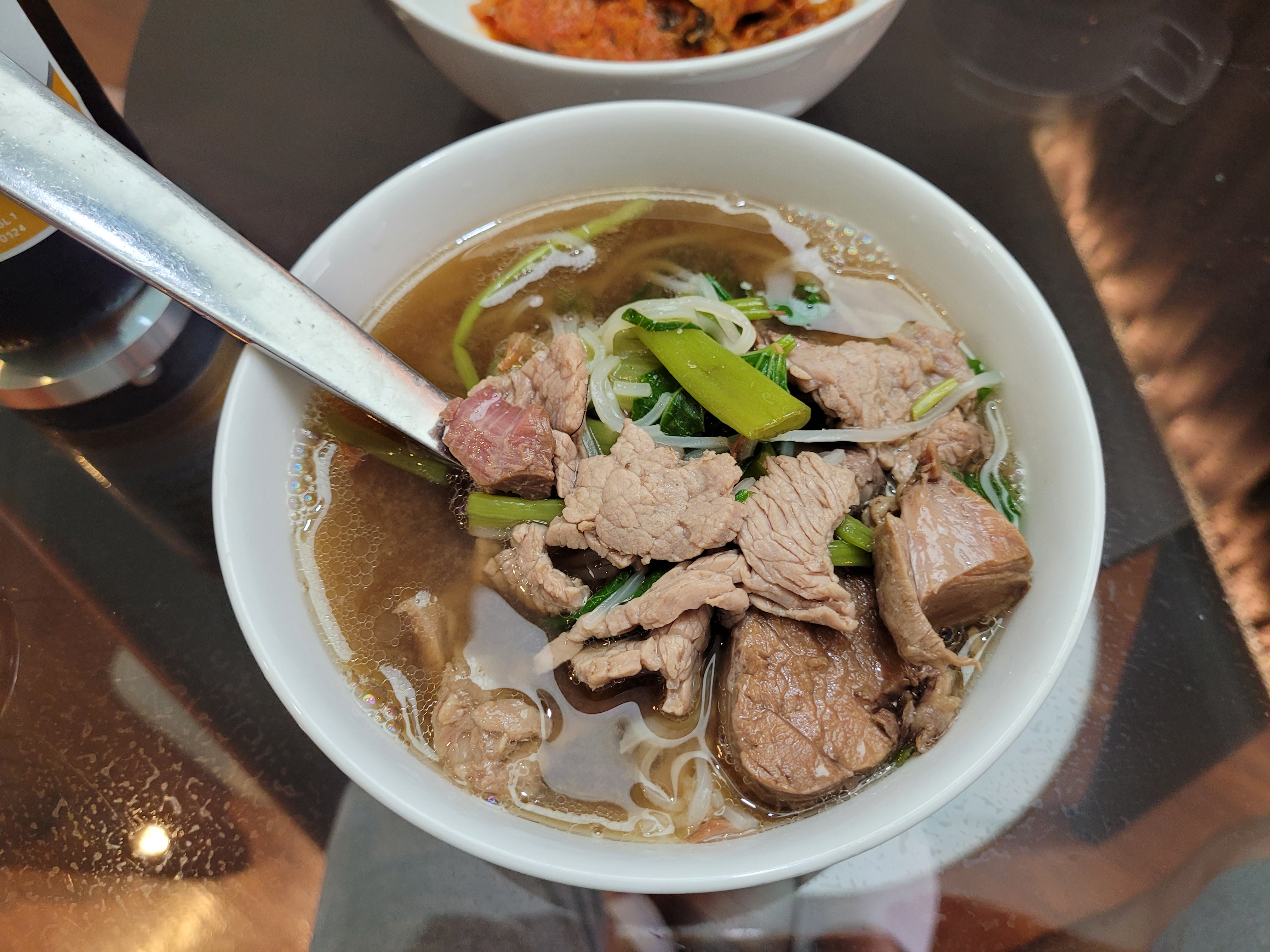 김 나는 소고기 쌀국수, 얇은 국수, 푸른 채소, 숟가락