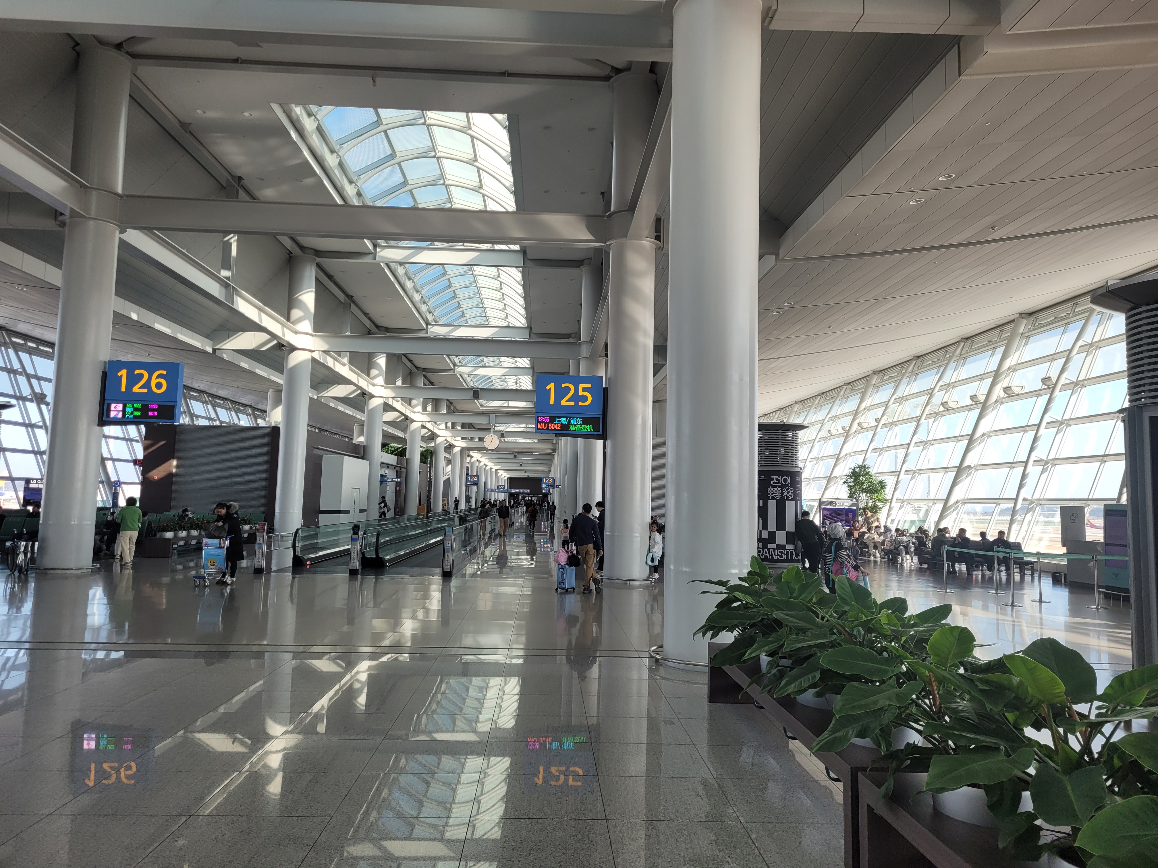 현대적 공항 터미널, 125, 126번 게이트, 무빙워크, 큰 창문