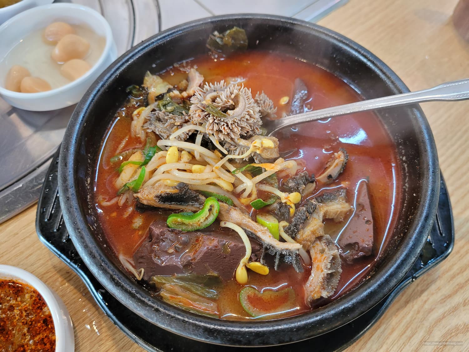 뚝배기 속 김나는 선지 내장 국밥, 콩나물과 고추