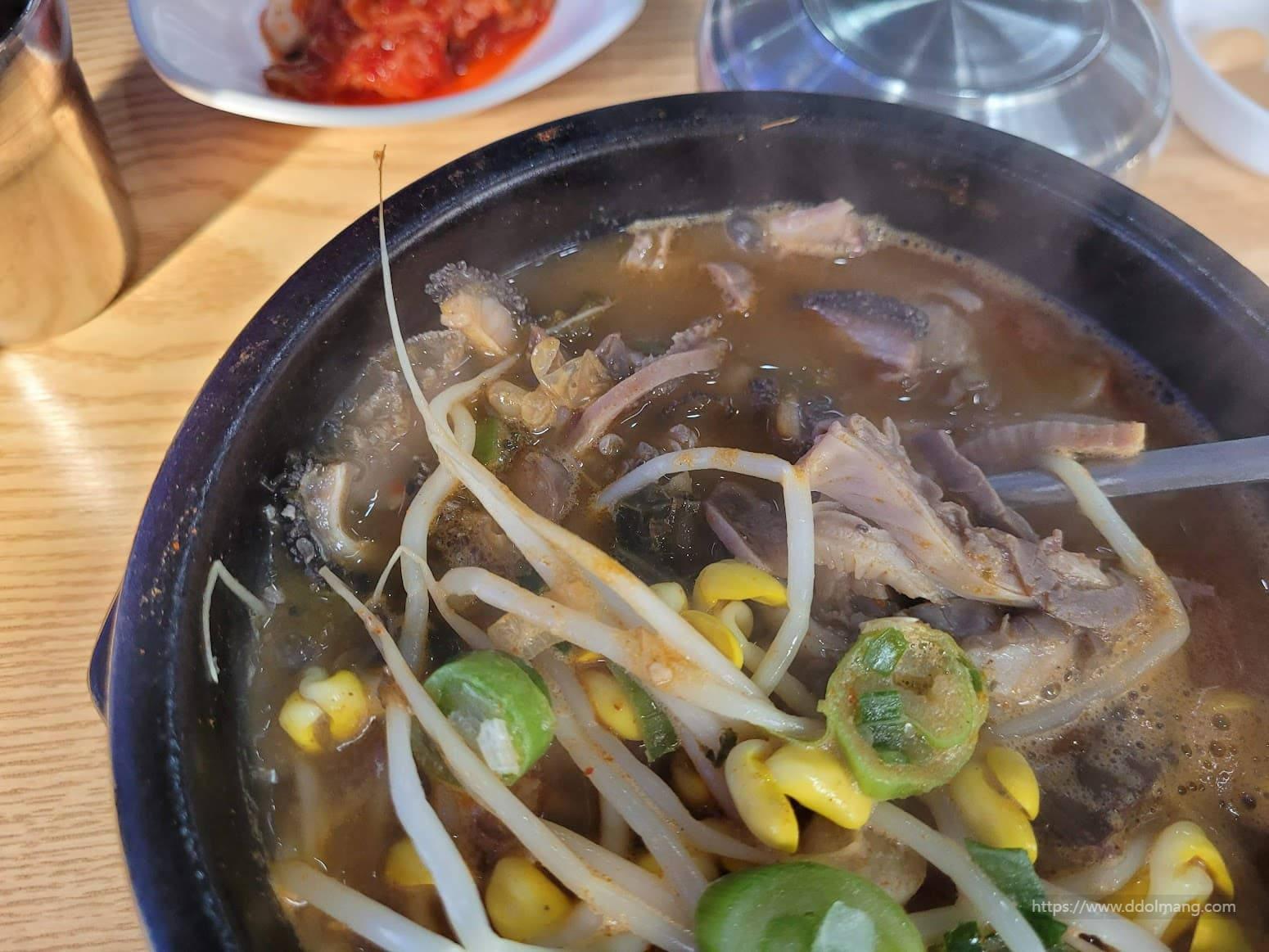 김 모락모락 뚝배기 국밥, 콩나물, 내장, 김치 반찬