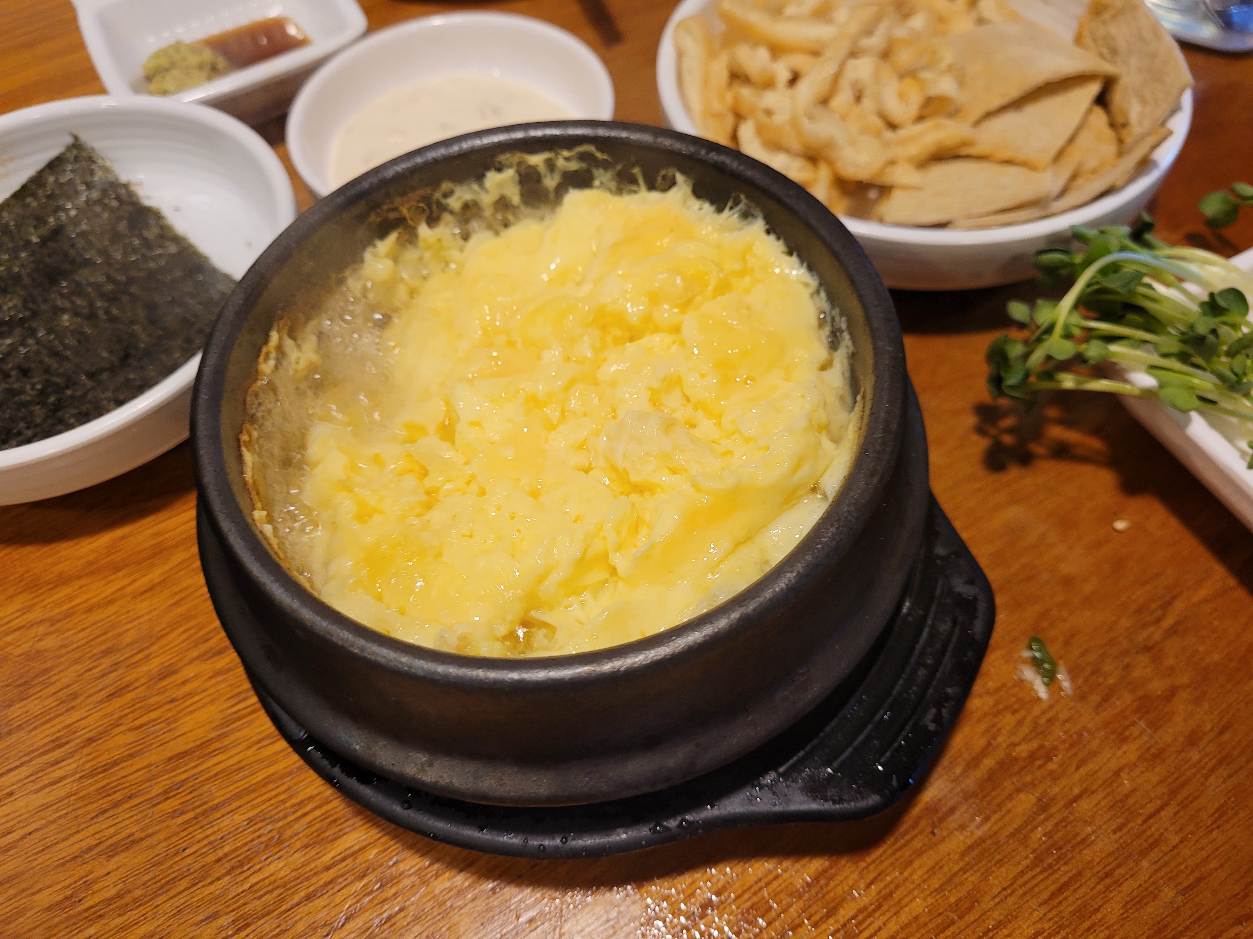 김, 어묵, 새싹채소 곁들인 보글거리는 뚝배기 계란찜