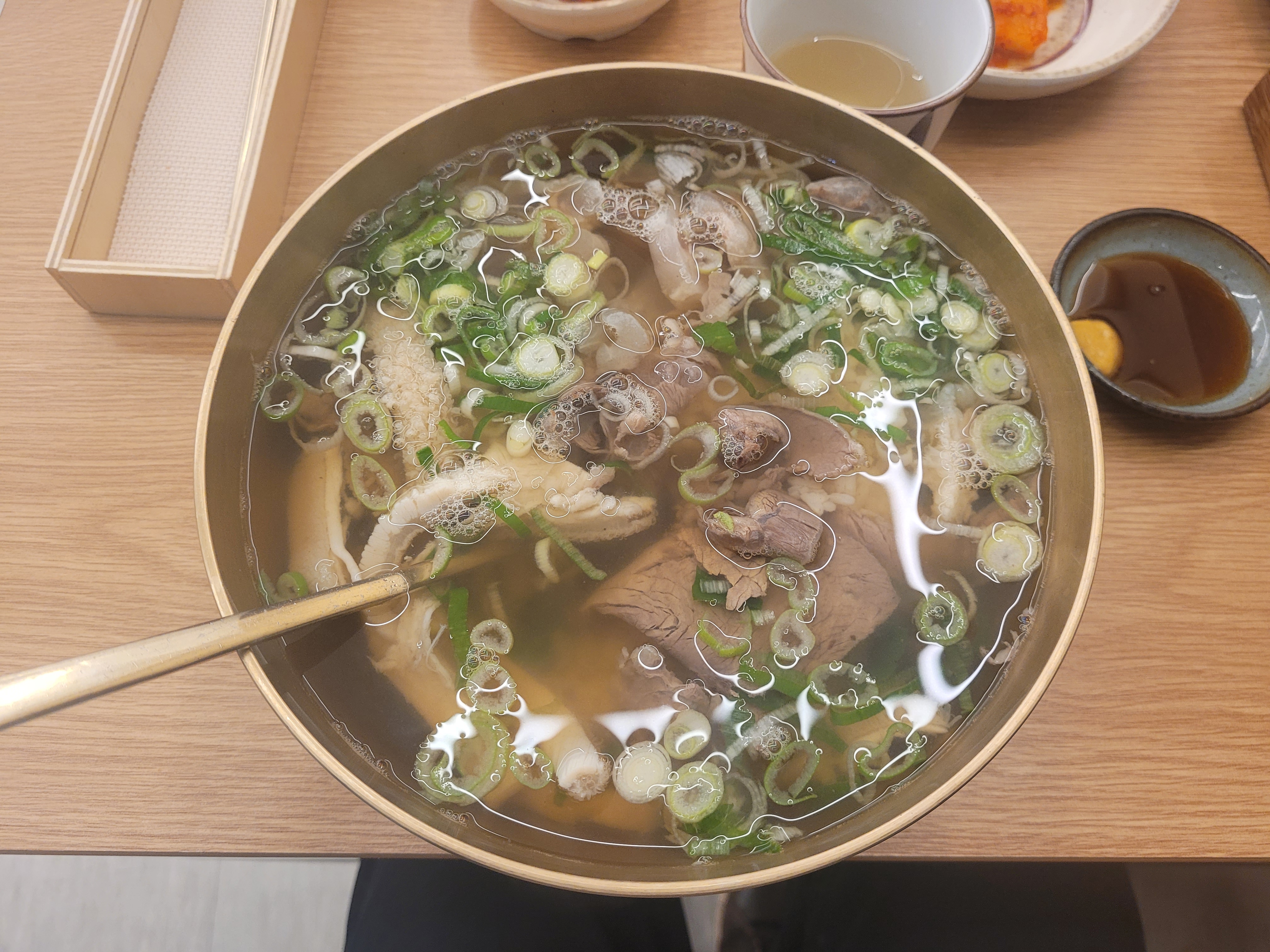 놋그릇 곰탕, 맑은 육수, 얇게 썬 소고기, 곱창, 송송 썬 파