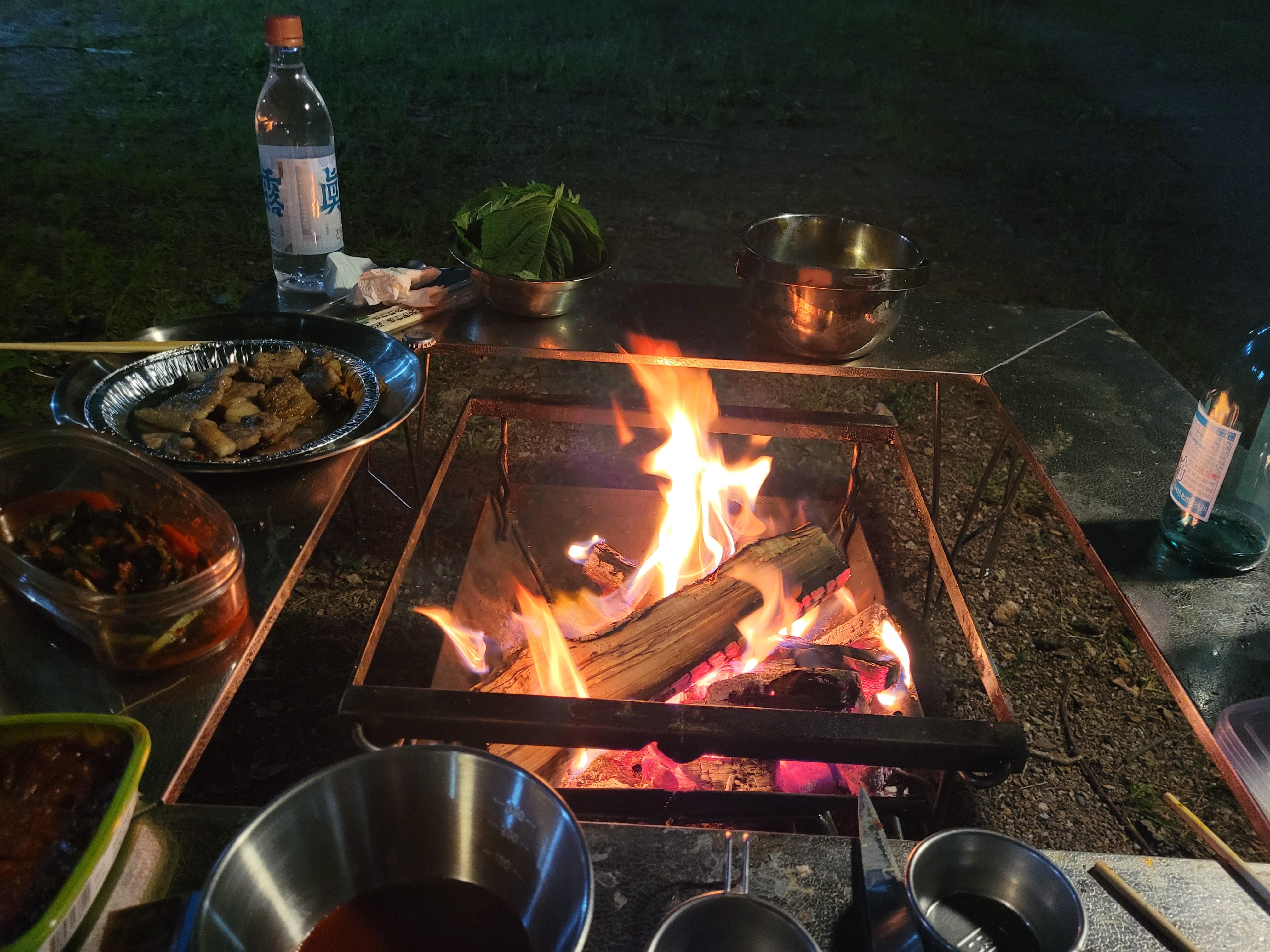 야간 캠핑 불멍, 화로 구이, 소주, 쌈 채소, 반찬