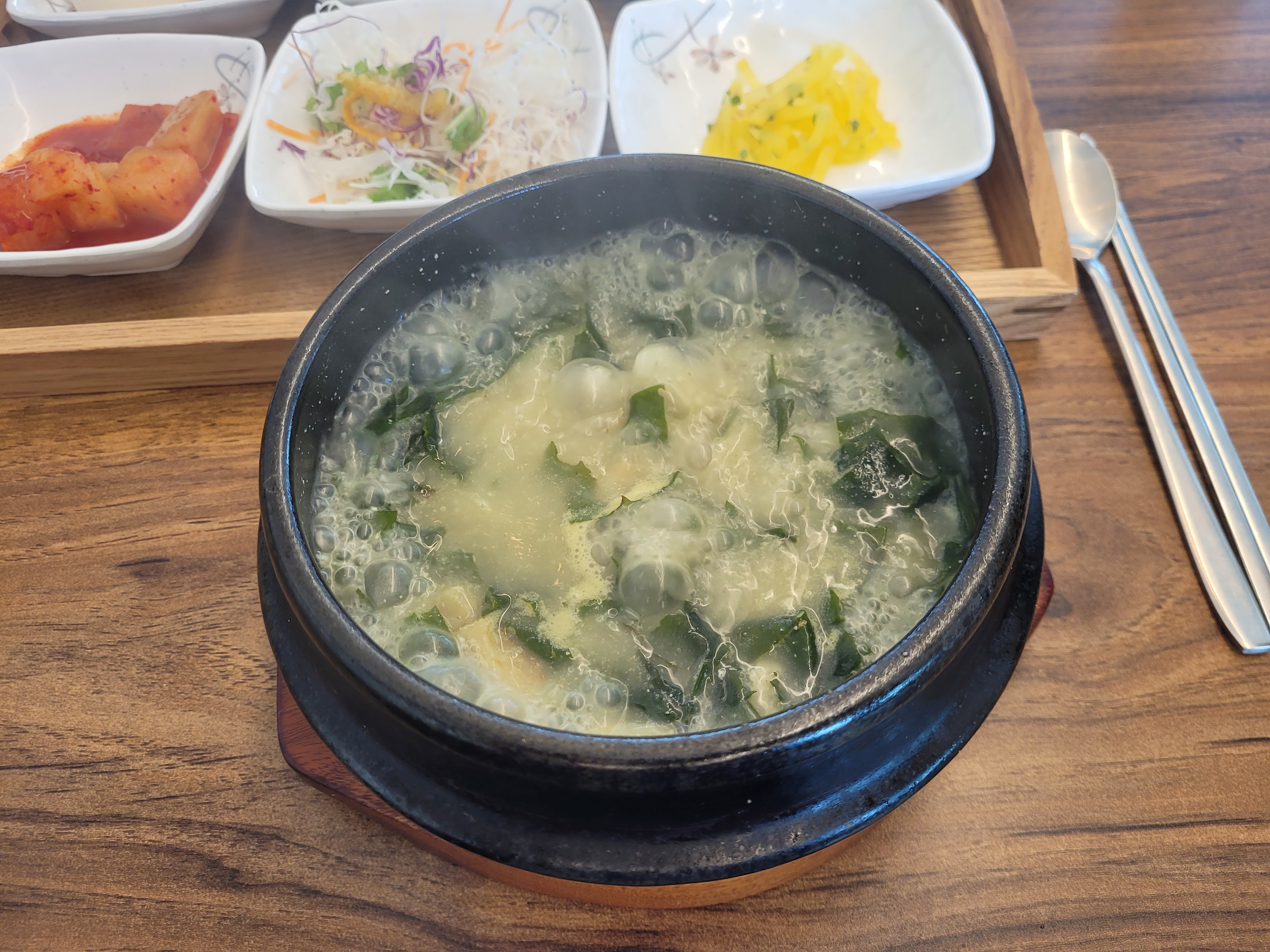 김 나는 뜨거운 뚝배기 굴 미역 국밥 상차림