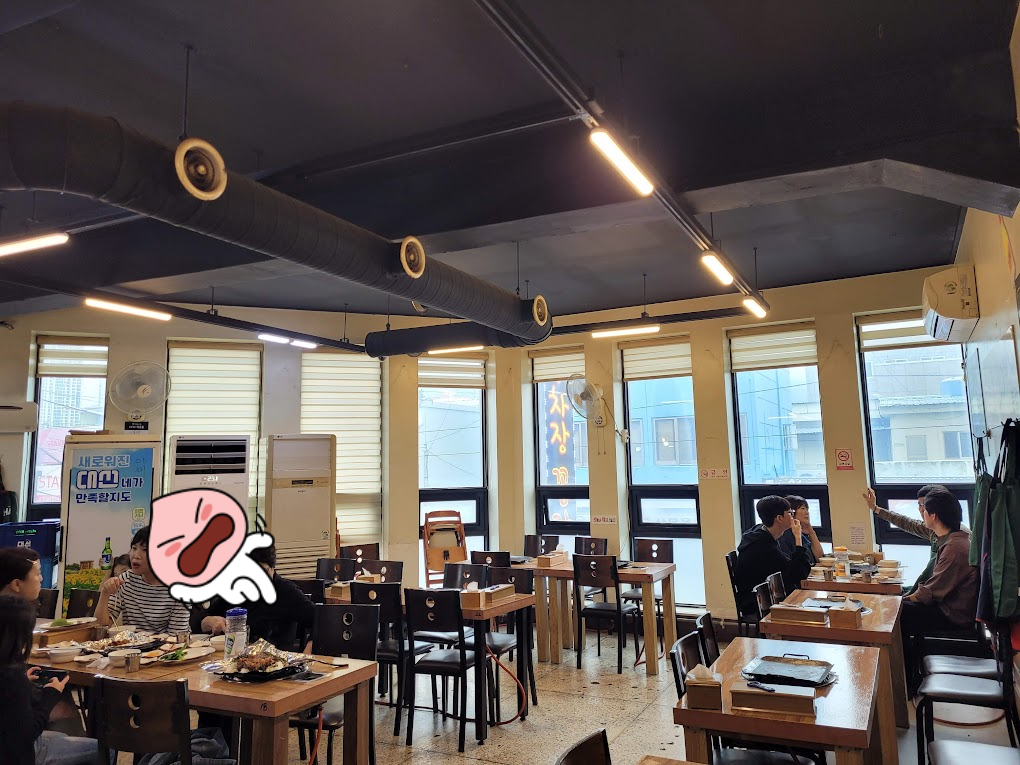 활기찬 식당 내부, 식사 즐기는 고객, 어두운 천장 환기구