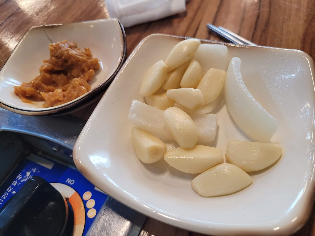 깐 마늘, 생 양파, 쌈장, 한식 고기구이 반찬