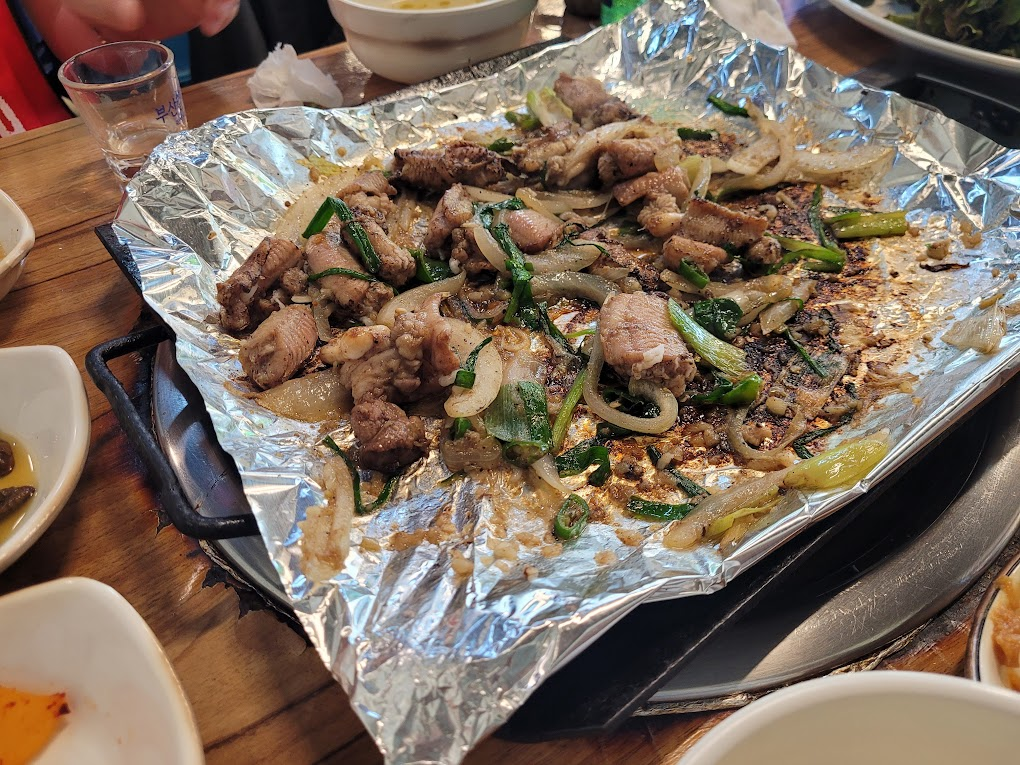 은박지 불판 구운 막창 양파 파 소주 잔