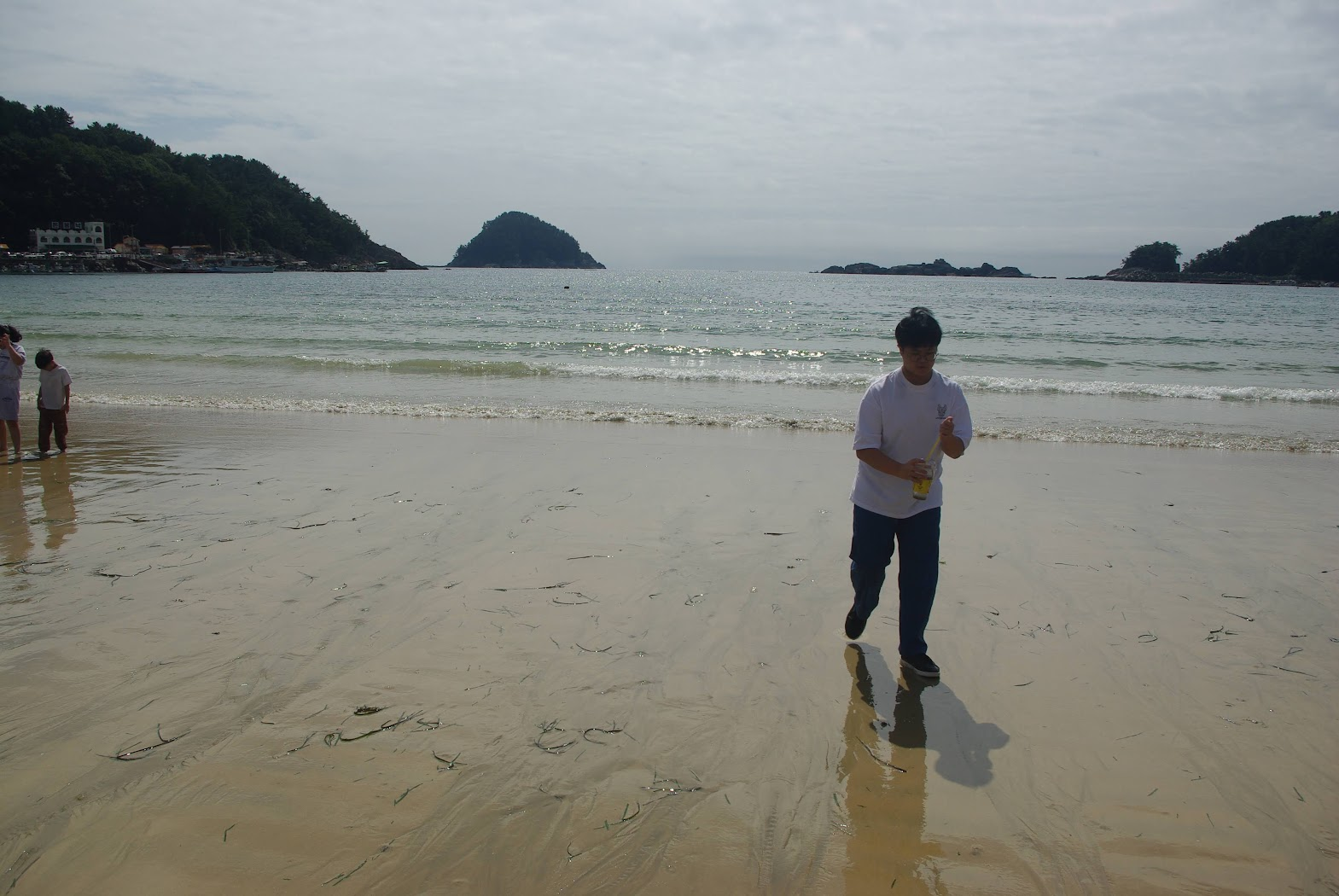 해변 산책, 병 손에, 파도, 모래사장, 푸른 섬들