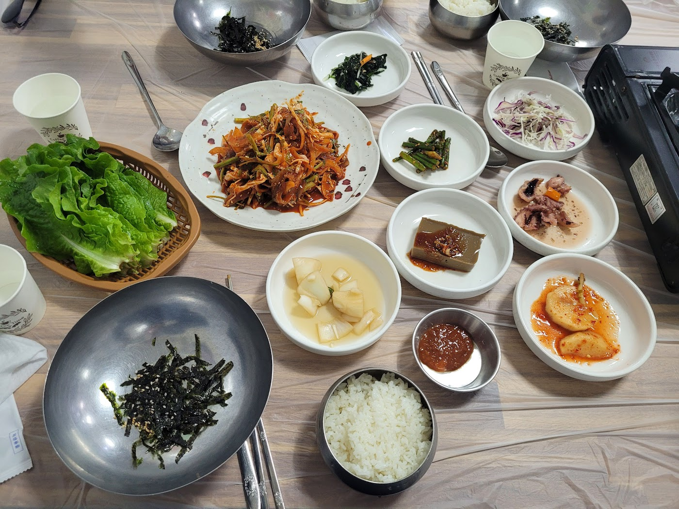 한정식 한상차림, 매콤 무침 요리, 신선한 상추, 다양한 반찬