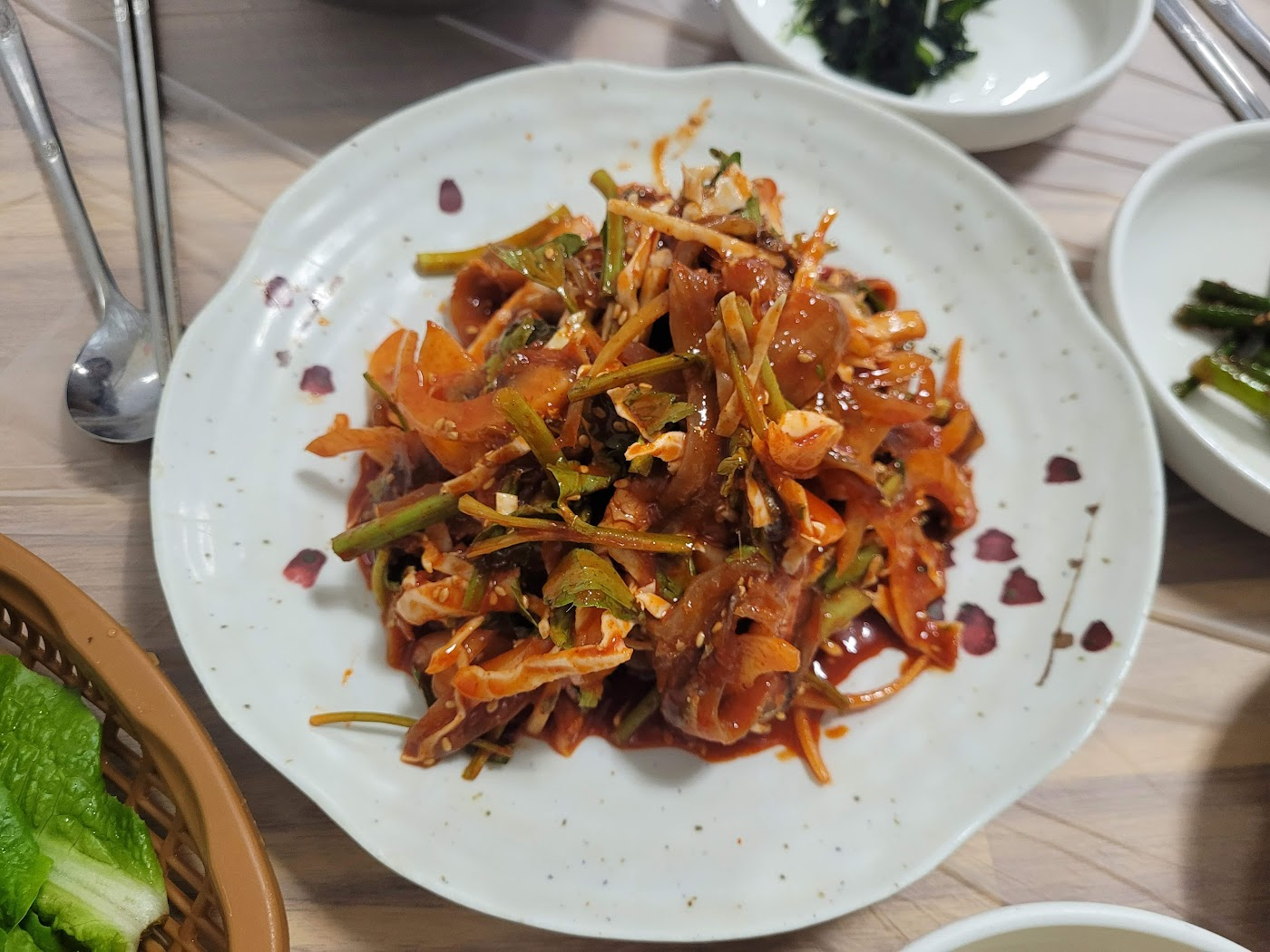 한국 음식 매콤한 해산물 야채 붉은 양념 회무침 요리