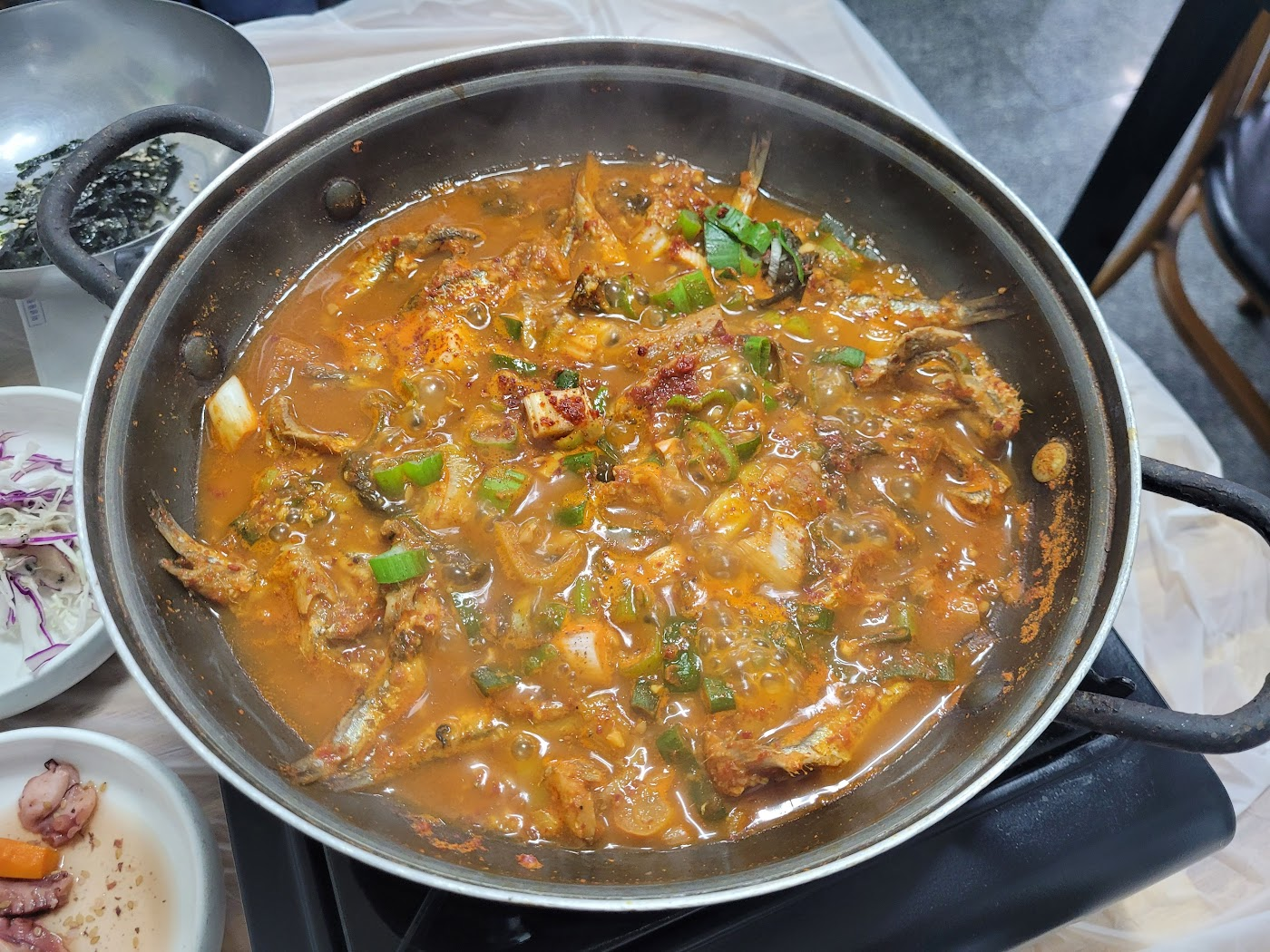 얼큰한 생선 찌개, 끓는 국물에 파와 고추