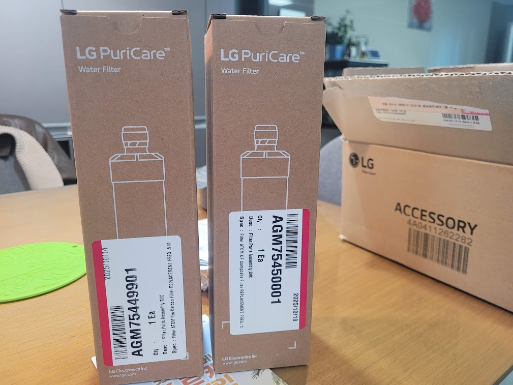 LG 퓨리케어 정수기 필터 두 개, 제품 라벨 부착