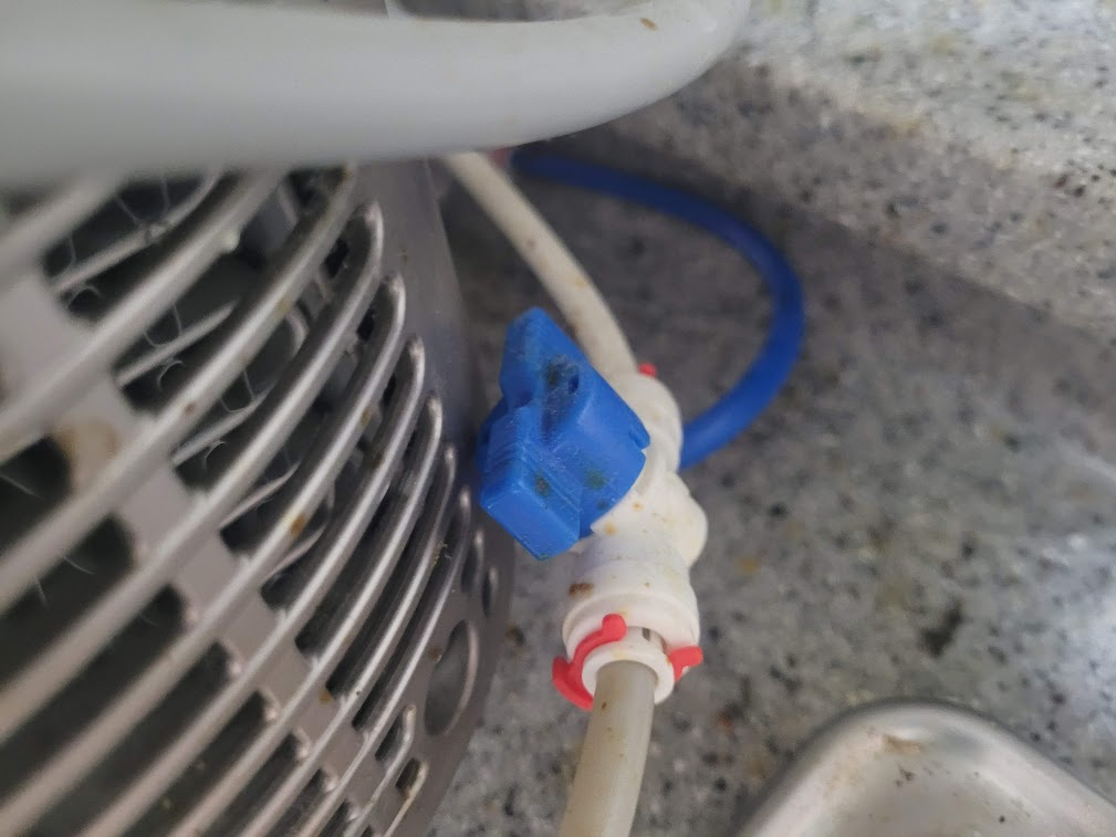 더러워진 냉장고 급수관 파란색 물 밸브, 흰색 파란색 호스 연결