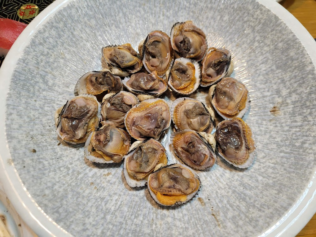 회색 접시 위 껍질 열린 익은 꼬막, 맛있는 해산물 요리