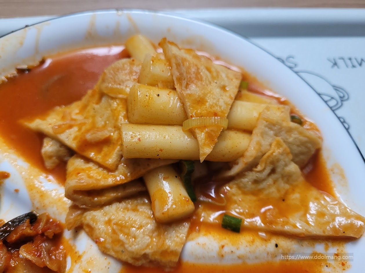 매콤달콤 소스 떡볶이, 쫄깃한 떡, 삼각형 어묵