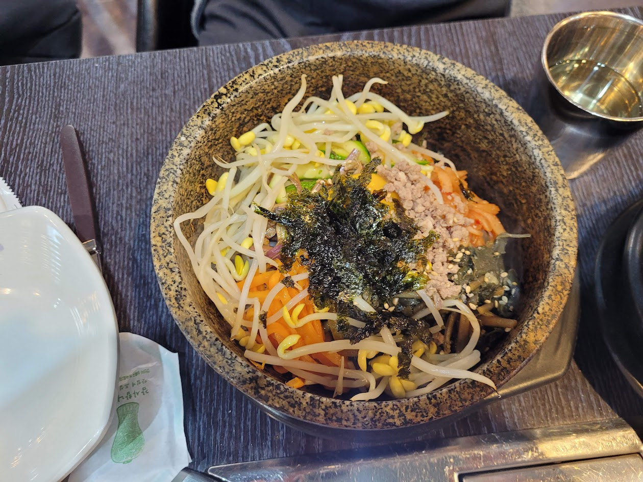 뜨거운 돌솥 비빔밥, 콩나물, 다진 고기, 김, 다양한 채소