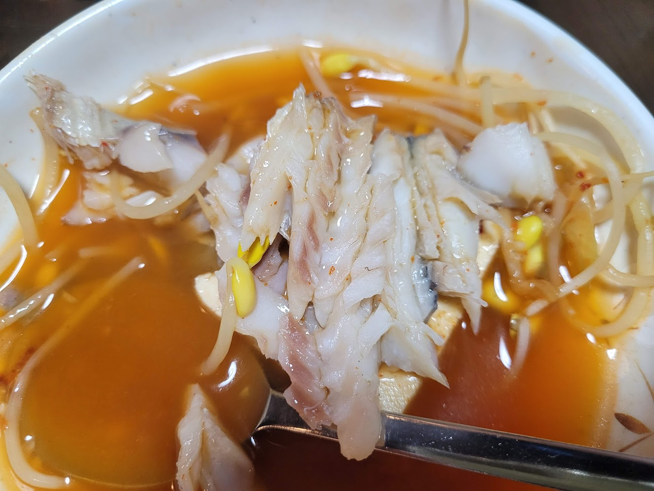 숟가락 위 흰 살점, 콩나물 매콤한 생선 매운탕